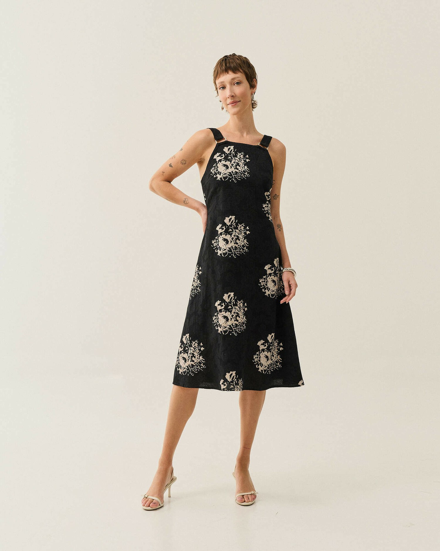 VESTIDO MIDI EVASE ALCA LARGA — foto 5