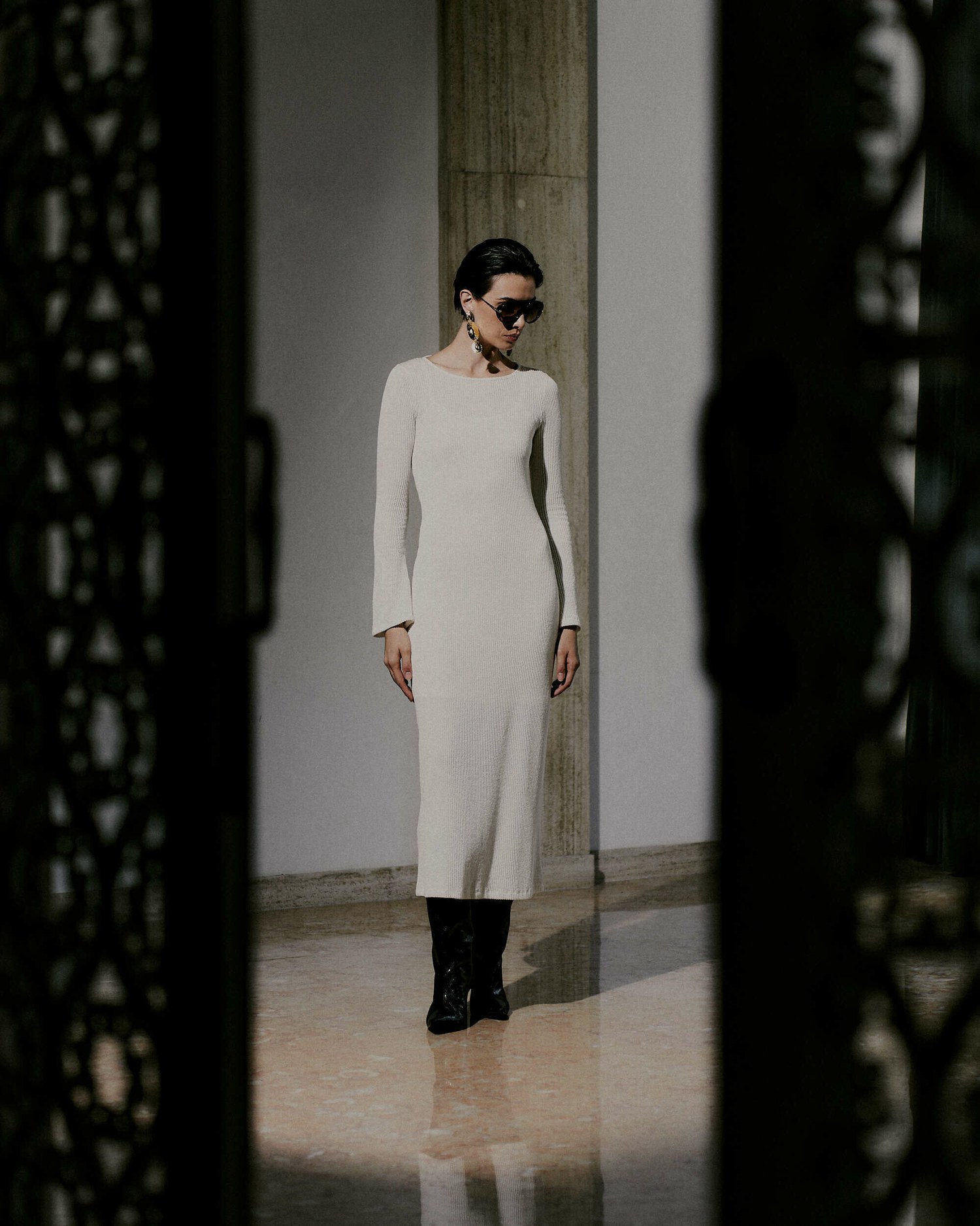 VESTIDO LONGO COM BOTAO NA MANGA