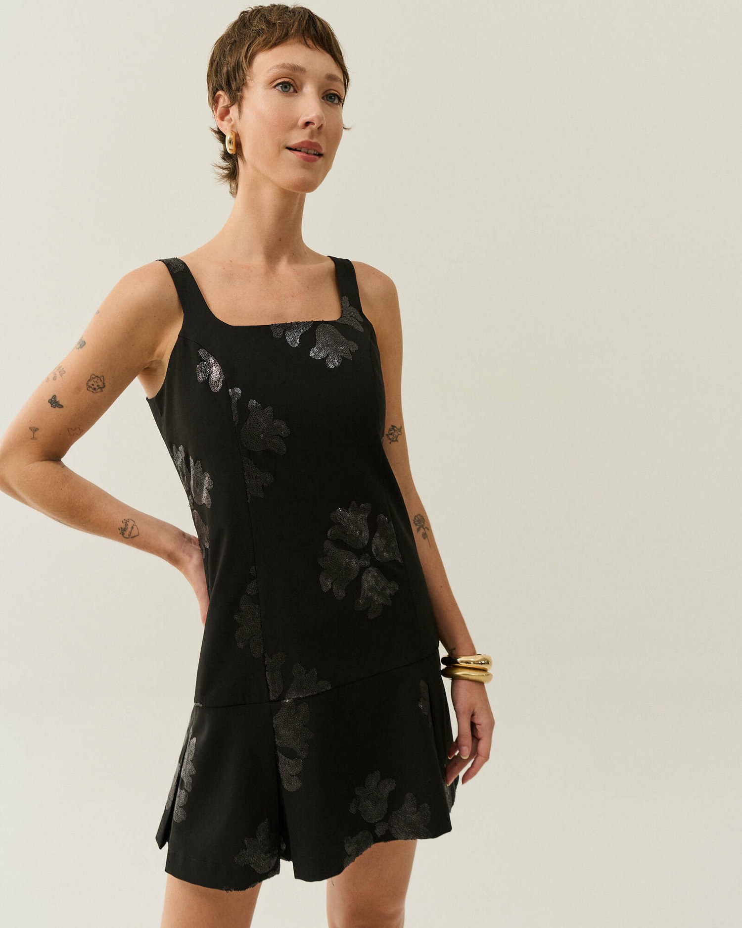VESTIDO CURTO BORDADO DE PAETES (PROMO) — foto 8