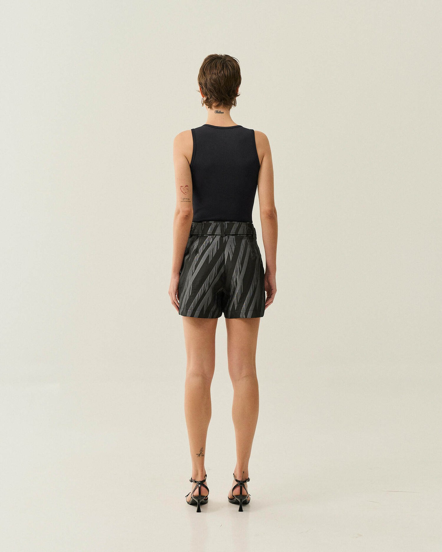 SHORTS JACQUARD COM CINTO (PROMO) — foto 3