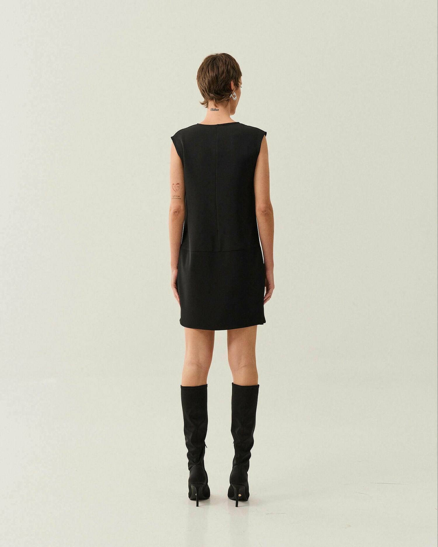 VESTIDO CURTO DETALHE PLISSADO (PROMO) — foto 18