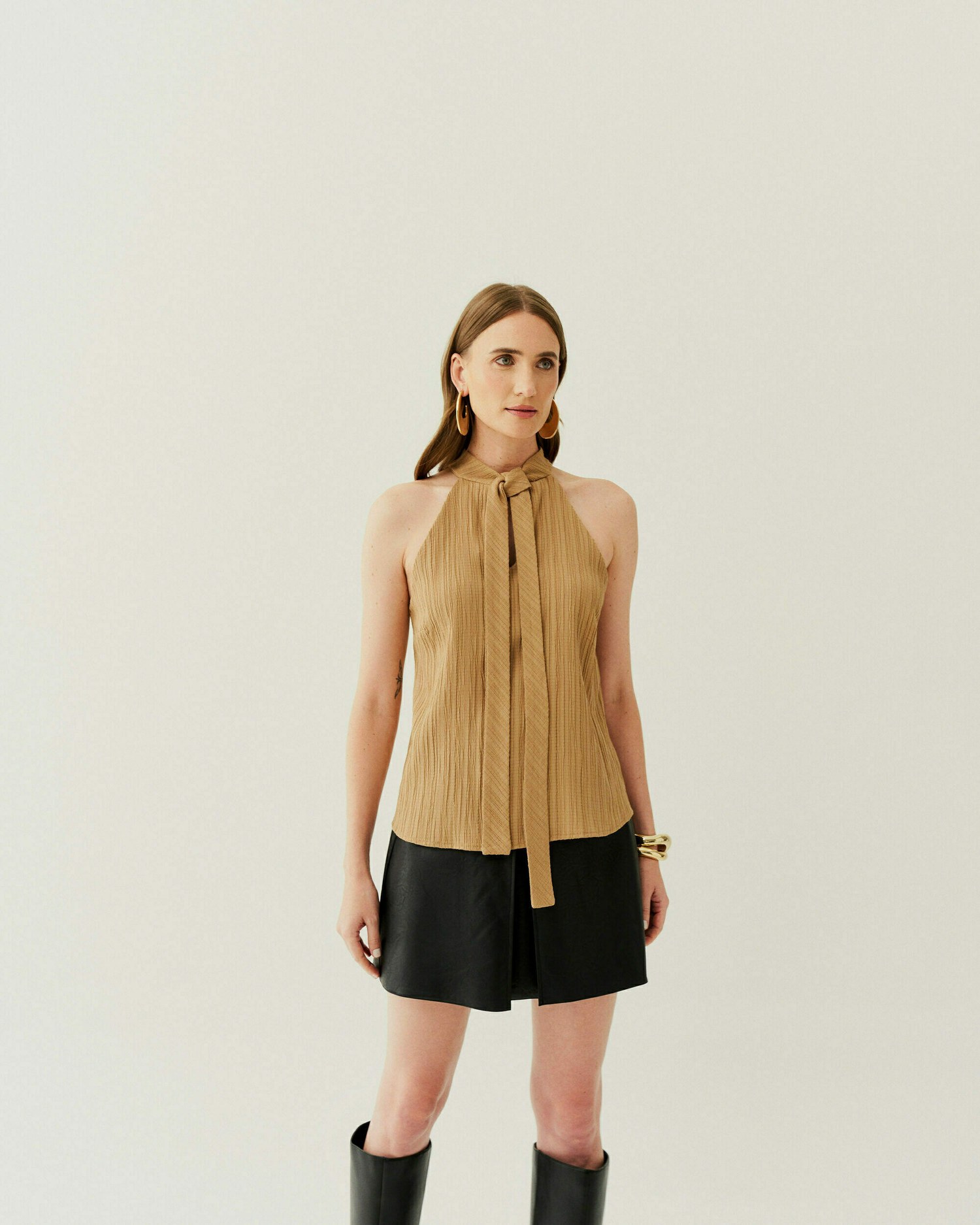 REGATA DECOTE HALTER TEXTURIZADA — foto 11
