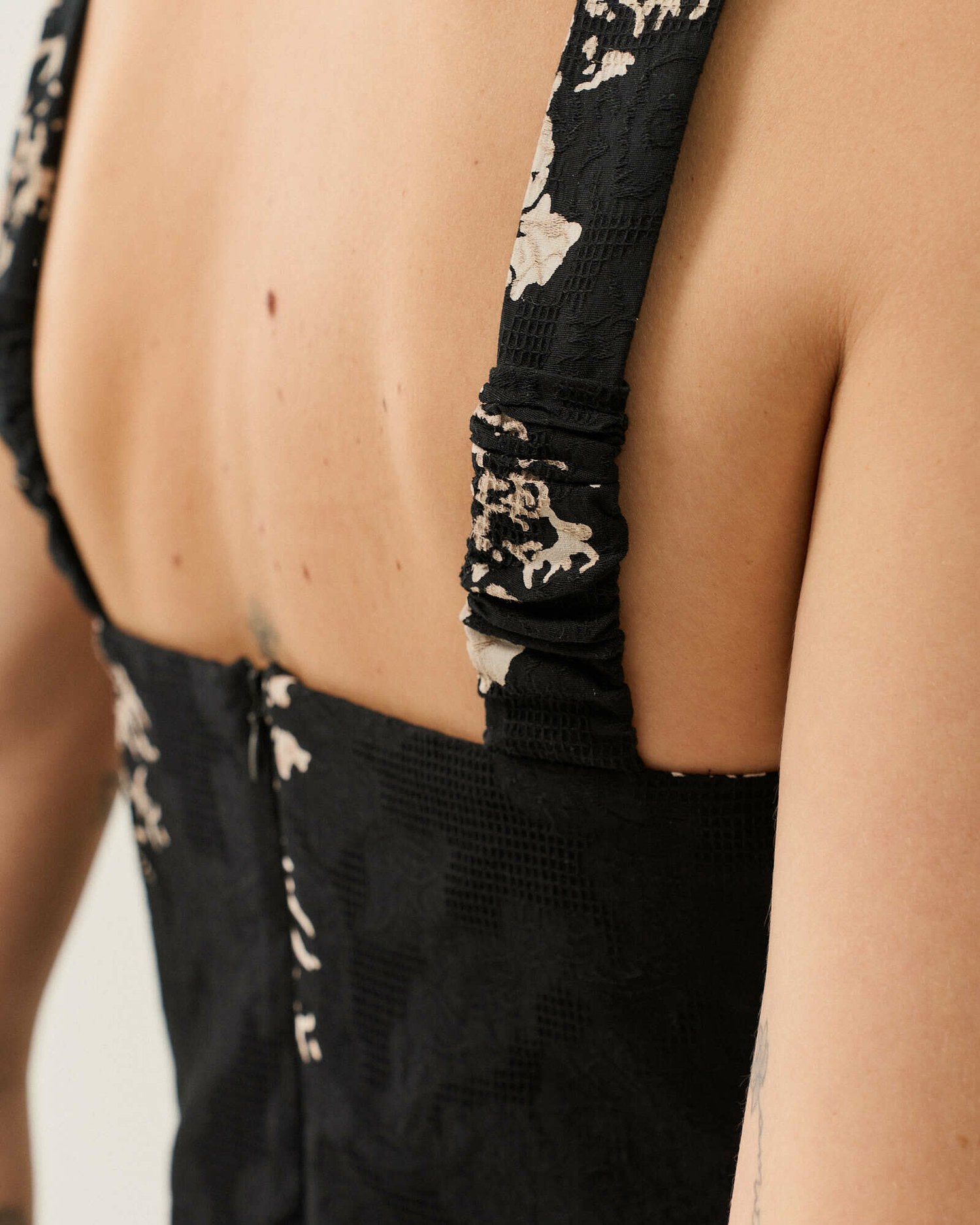 VESTIDO MIDI EVASE ALCA LARGA — foto 8