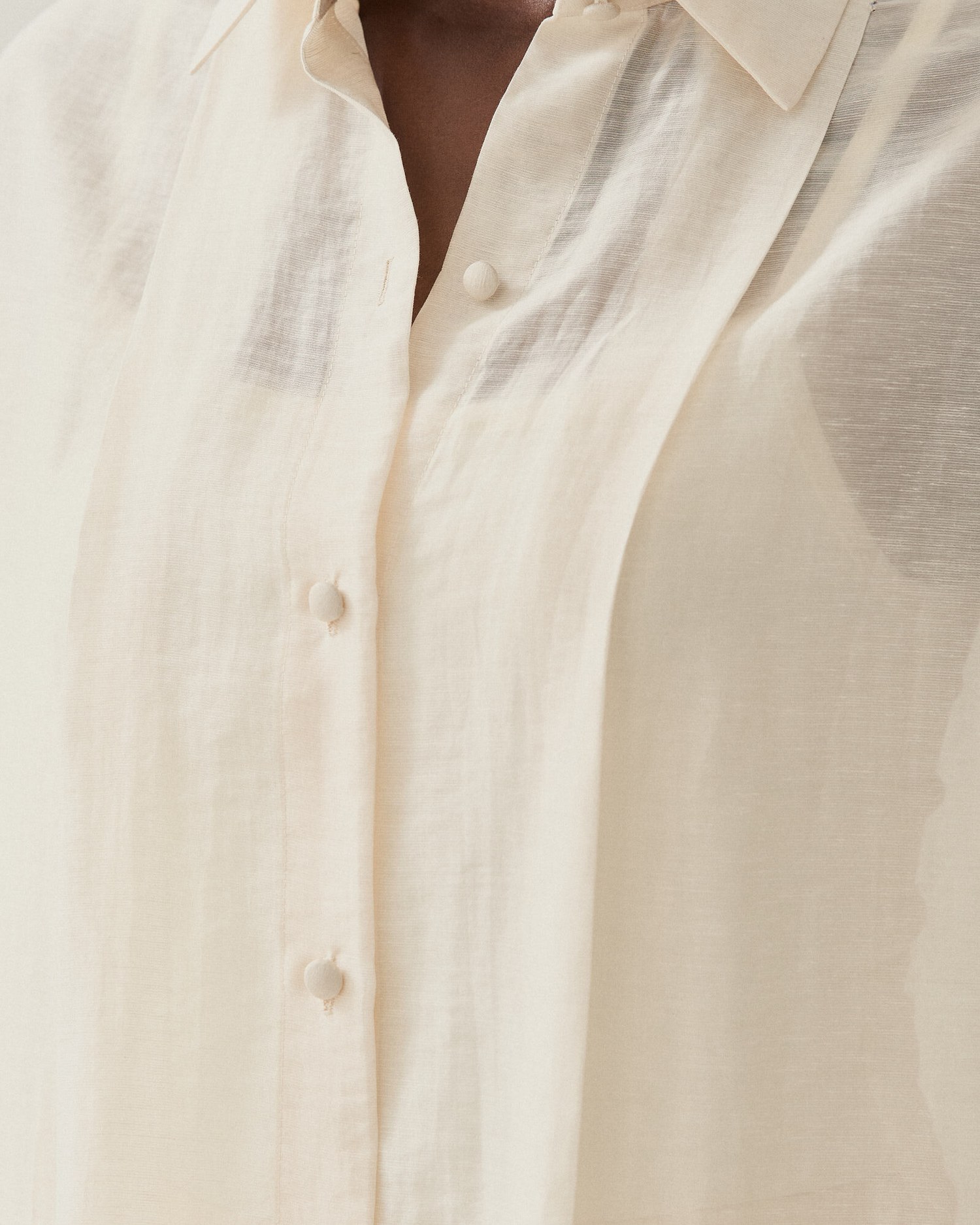 CAMISA ALONGADA TRANSPARENCIA COM PREGAS — foto 18