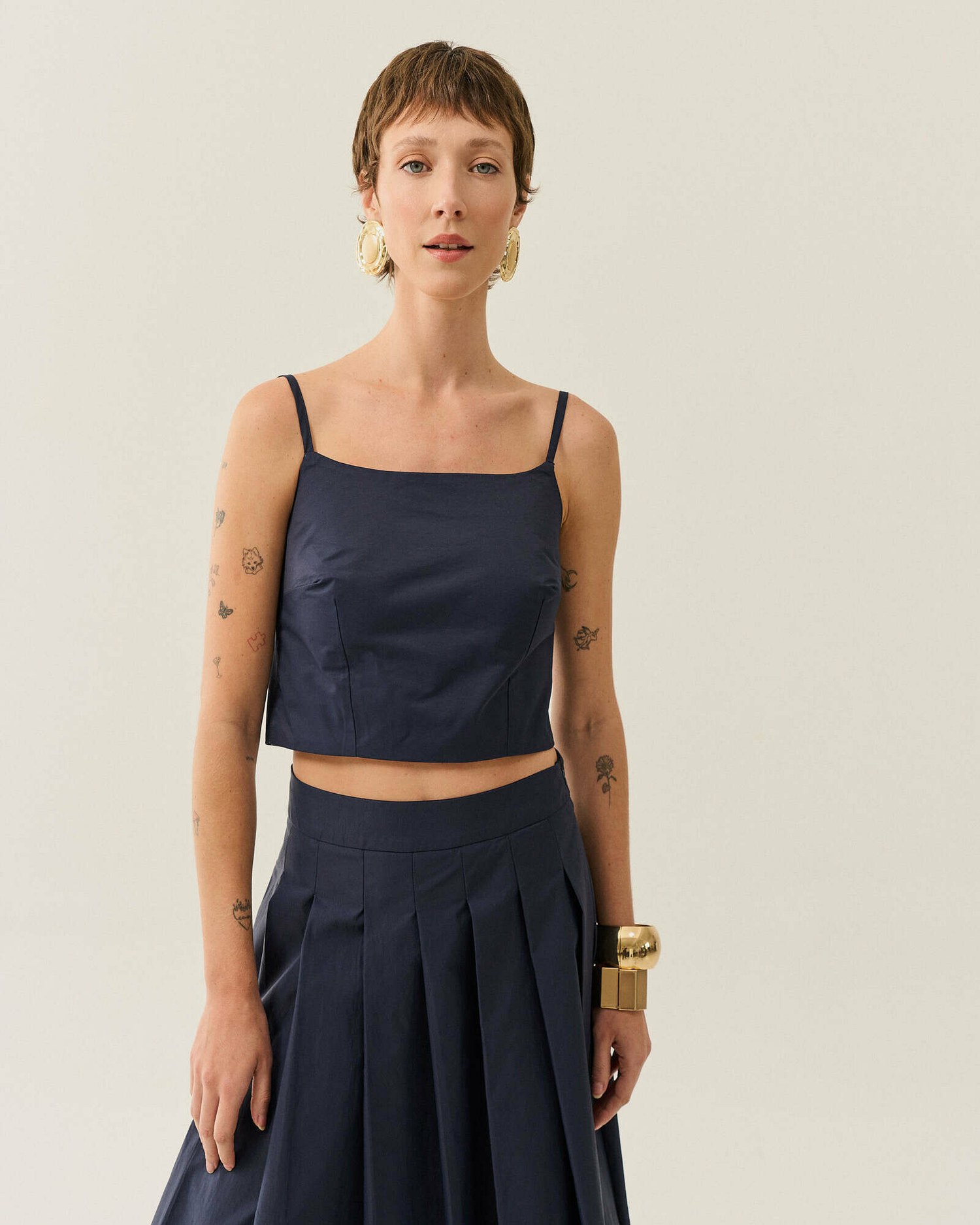 TOP CROPPED ALFAIATARIA ABERTURA COSTAS — foto 6