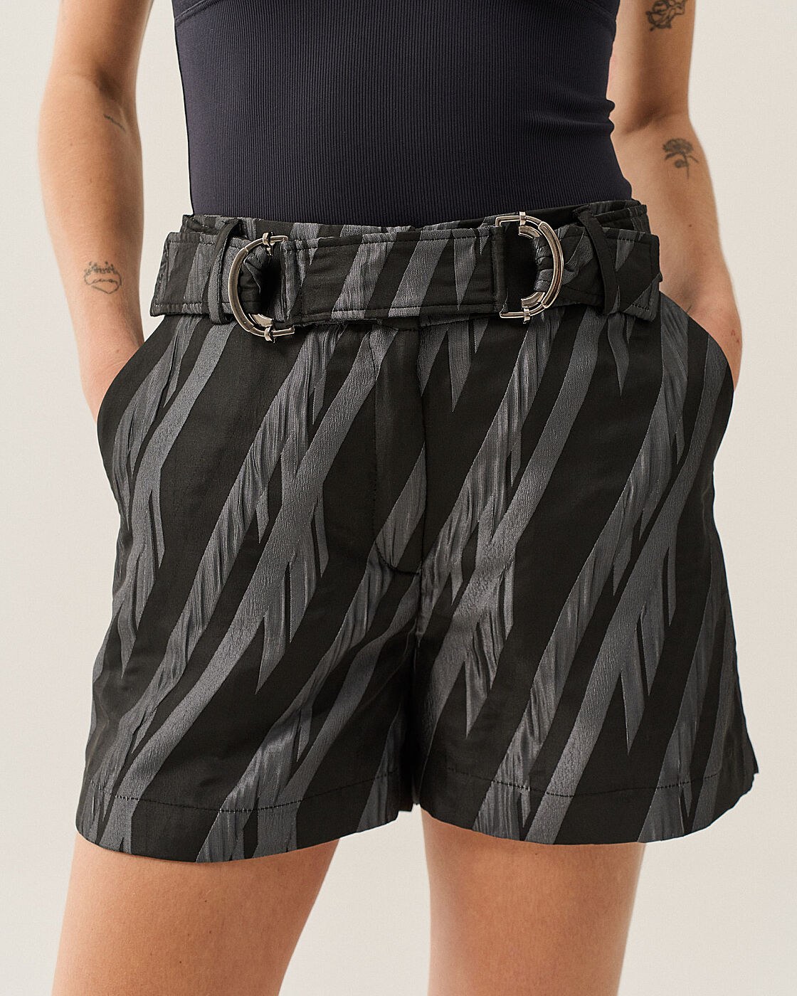 SHORTS JACQUARD COM CINTO (PROMO)