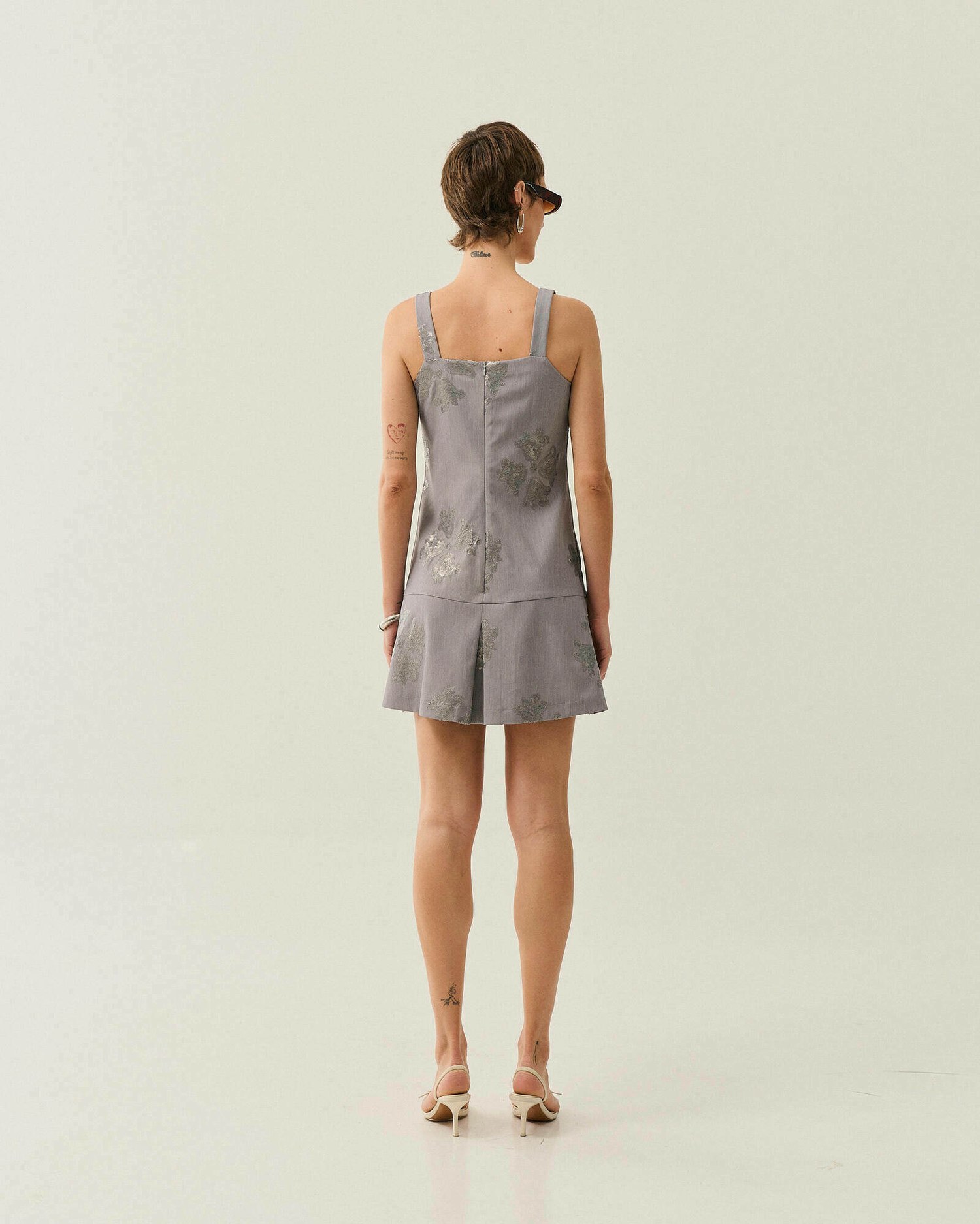 VESTIDO CURTO BORDADO DE PAETES (PROMO) — foto 5