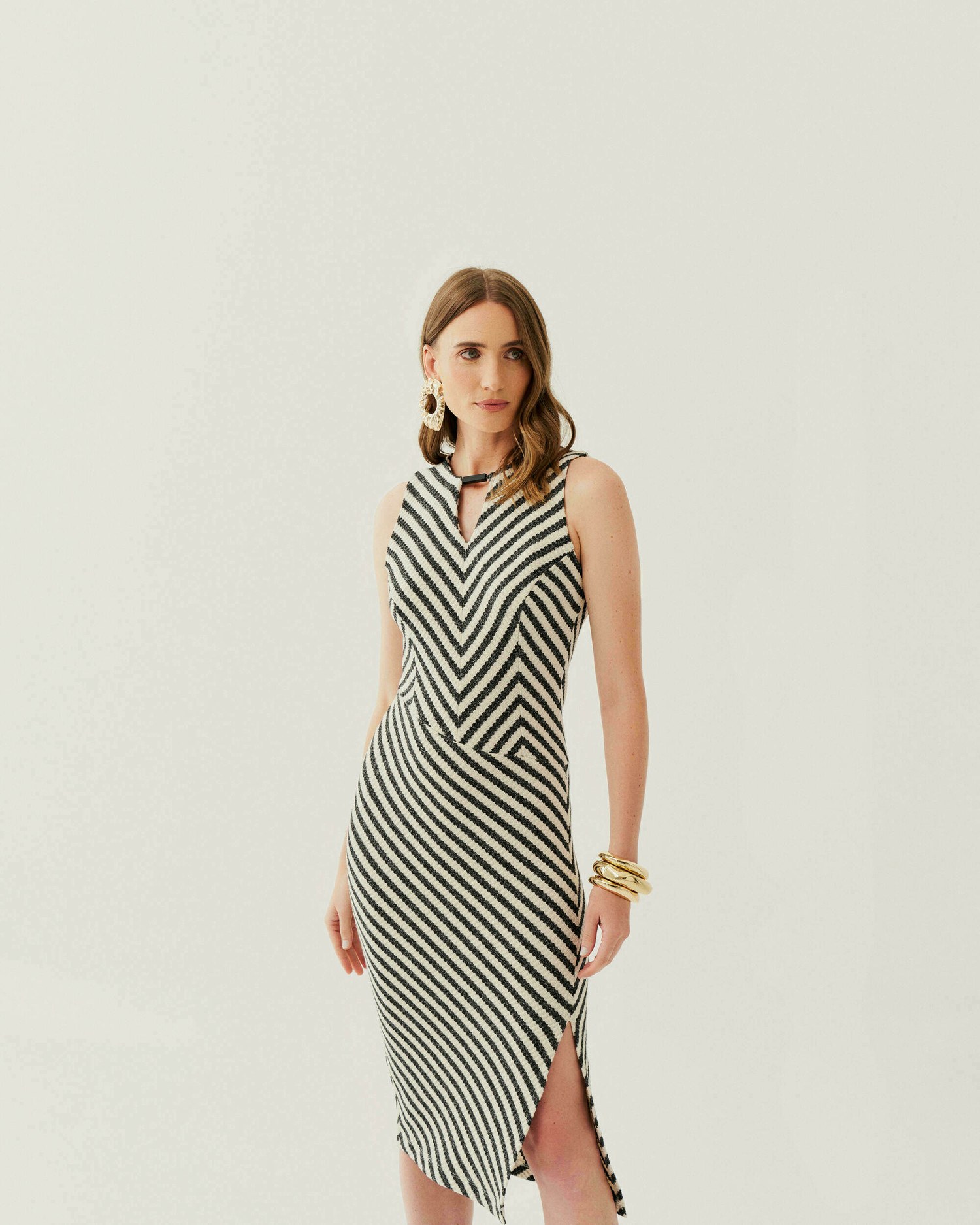 VESTIDO MIDI LISTRADO COM RECORTES — foto 4