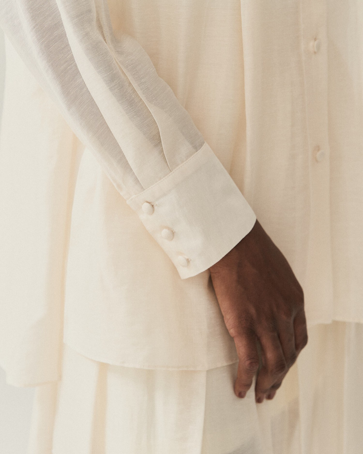 CAMISA ALONGADA TRANSPARENCIA COM PREGAS — foto 17