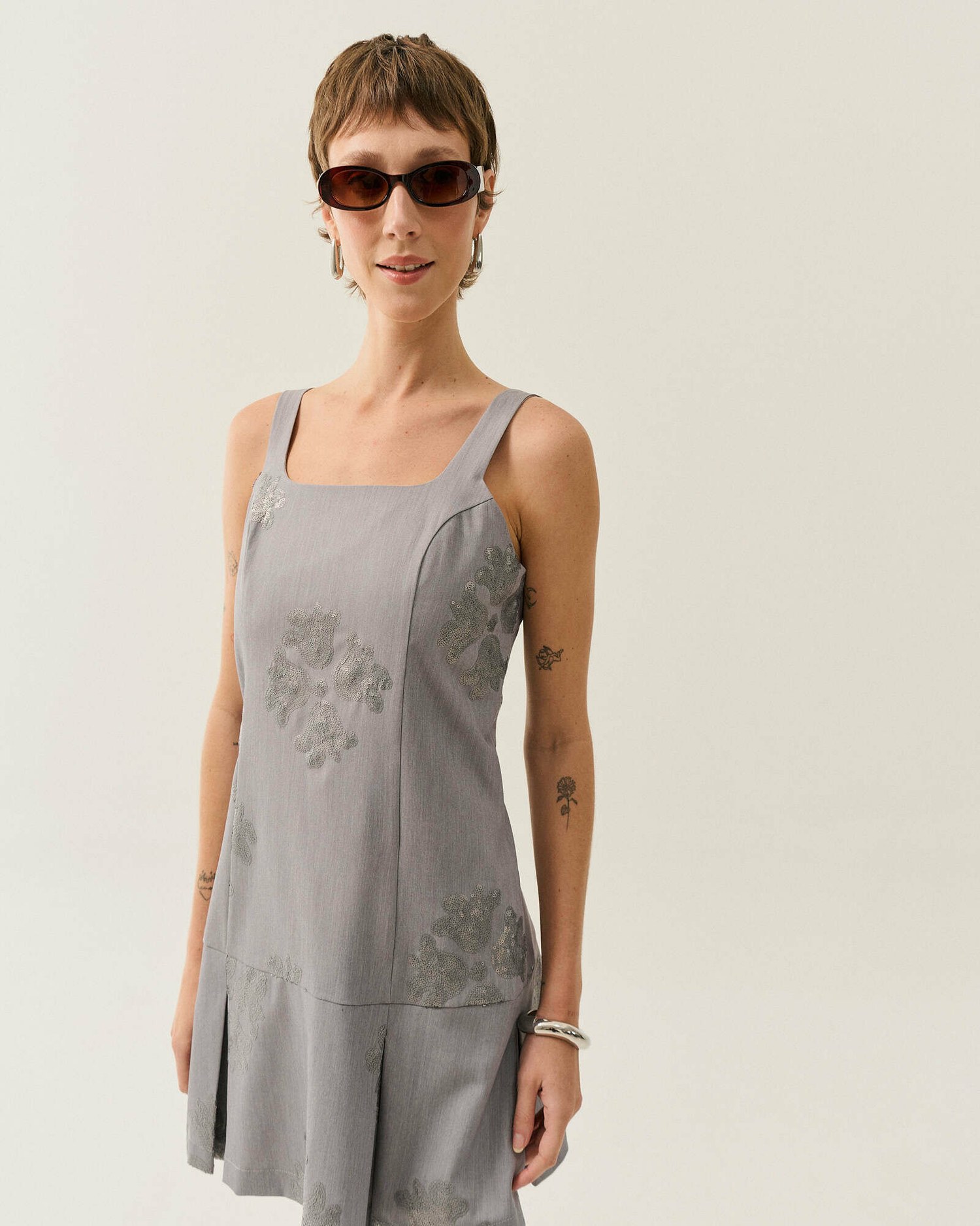 VESTIDO CURTO BORDADO DE PAETES (PROMO) — foto 4