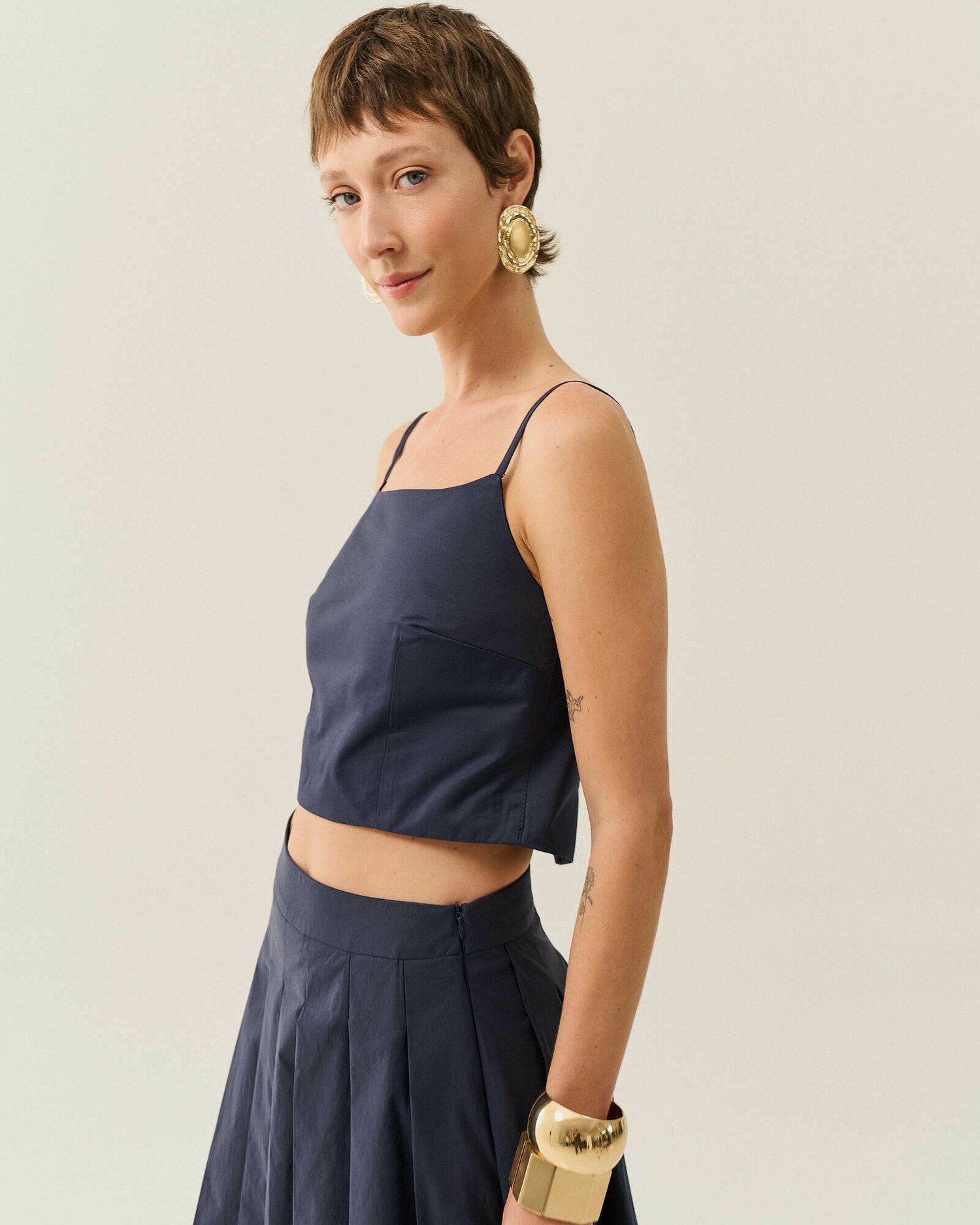 TOP CROPPED ALFAIATARIA ABERTURA COSTAS — foto 7