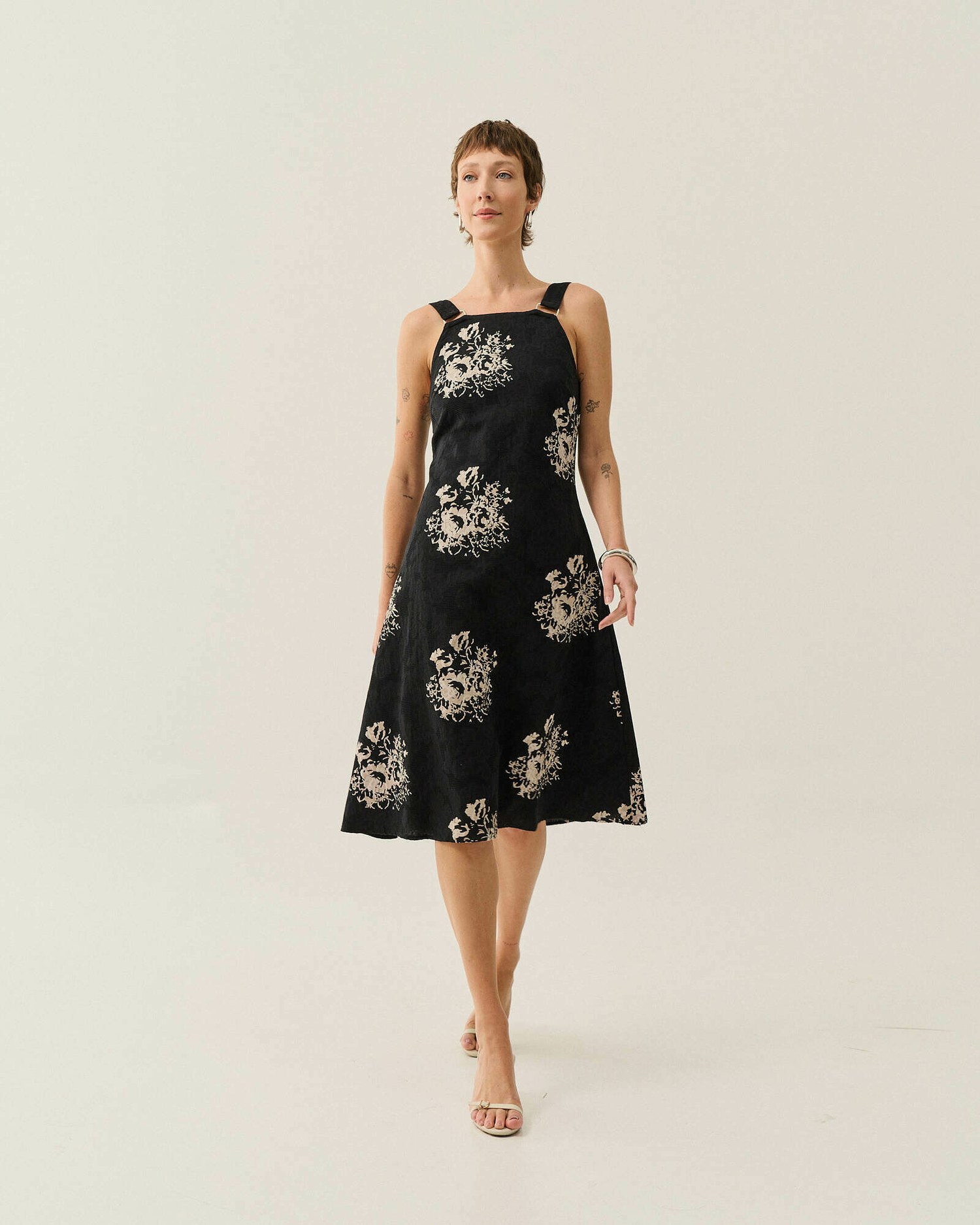 VESTIDO MIDI EVASE ALCA LARGA — foto 18