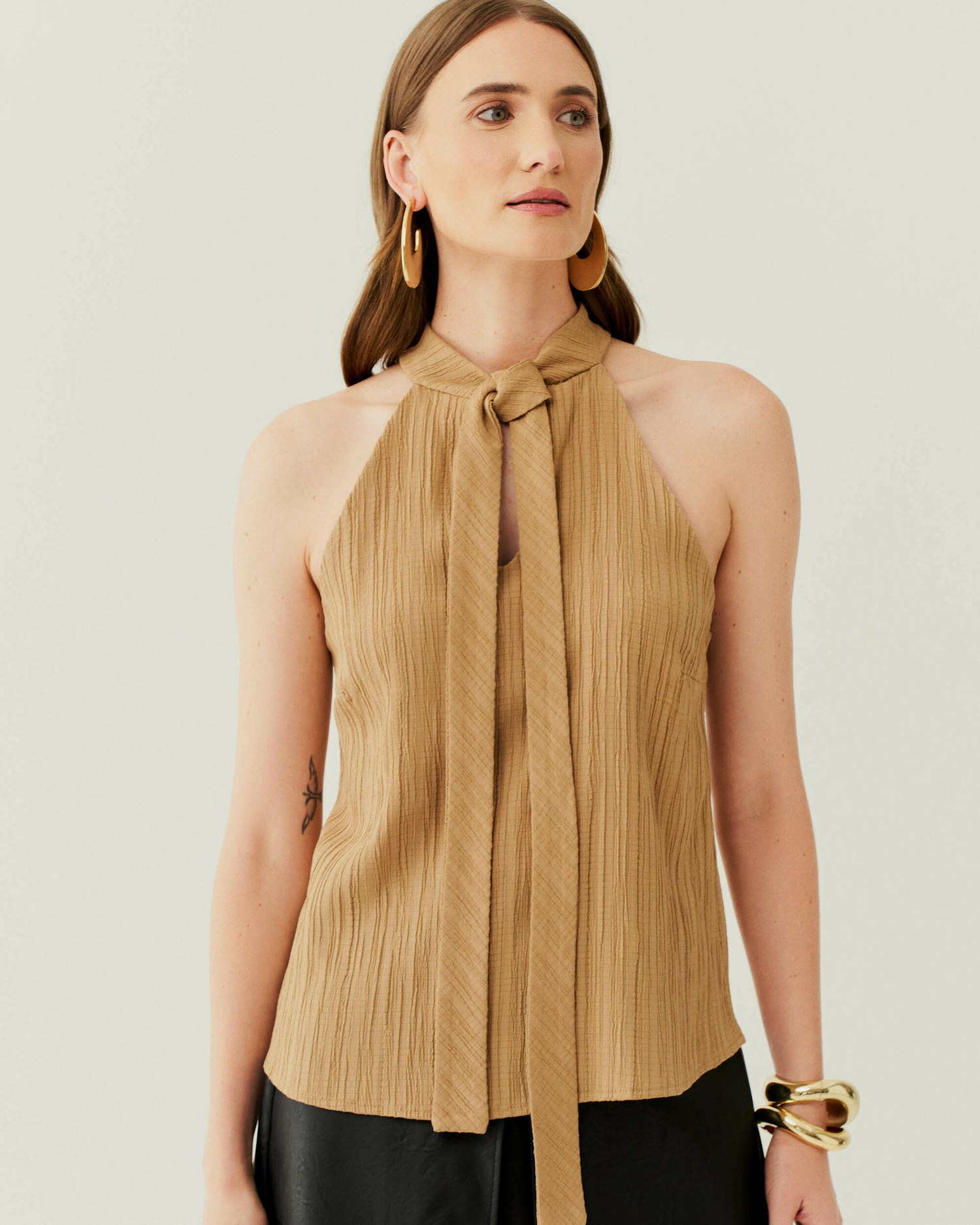 REGATA DECOTE HALTER TEXTURIZADA — foto 10