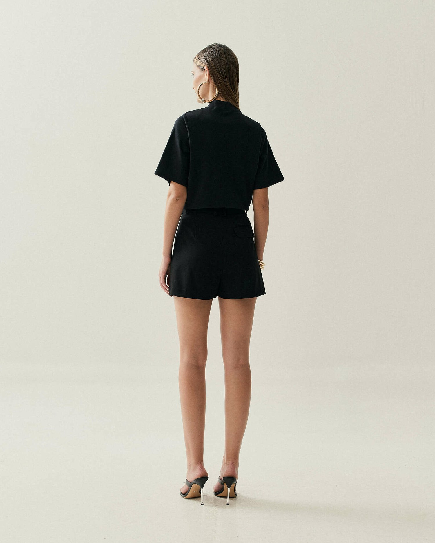SHORTS CURTO ALFAIATARIA COM PREGAS — foto 19