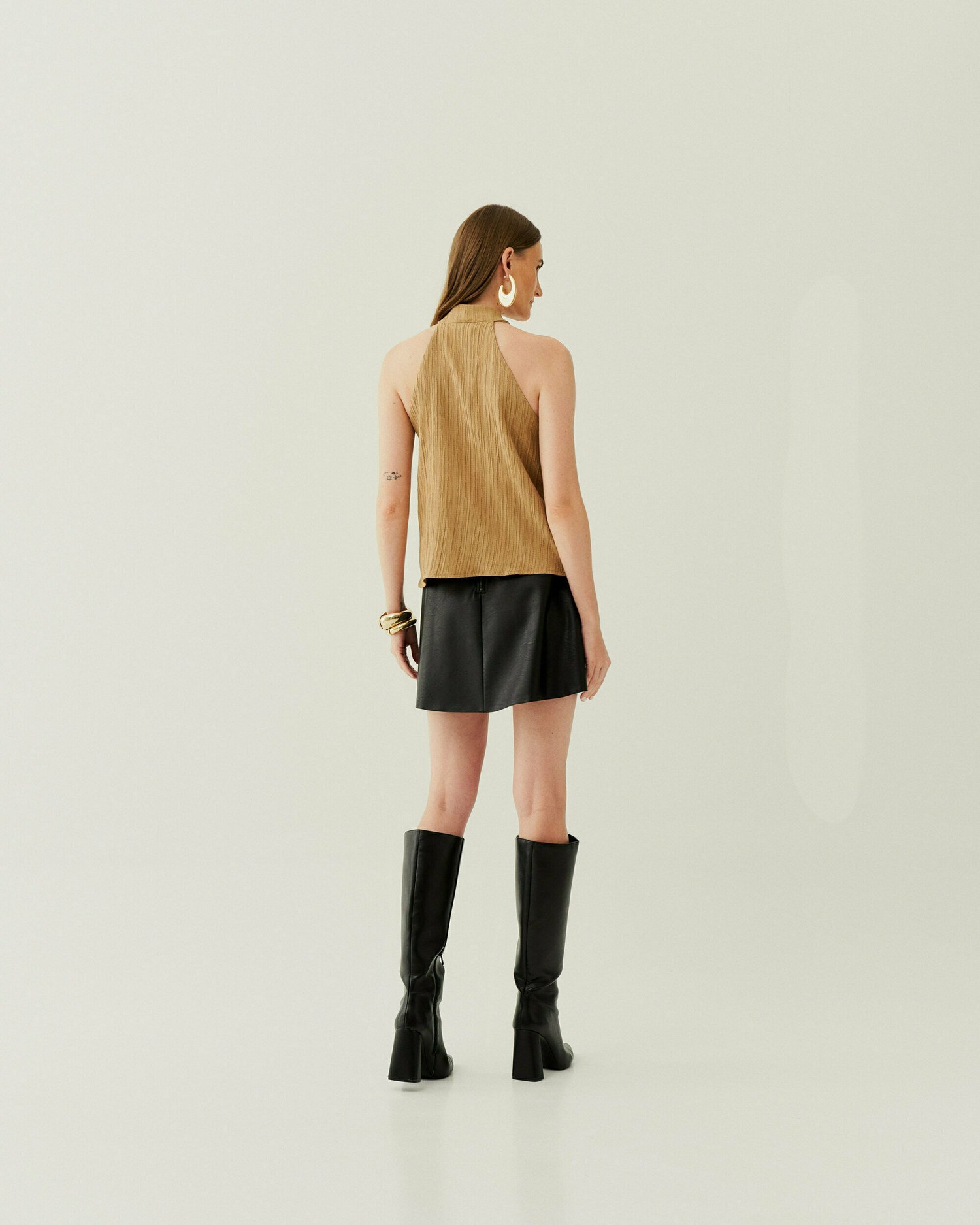 REGATA DECOTE HALTER TEXTURIZADA — foto 13