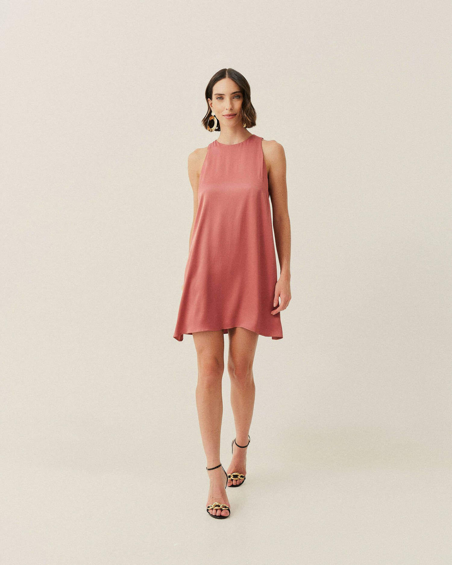VESTIDO CURTO LISO COM CINTO MONOS — foto 10