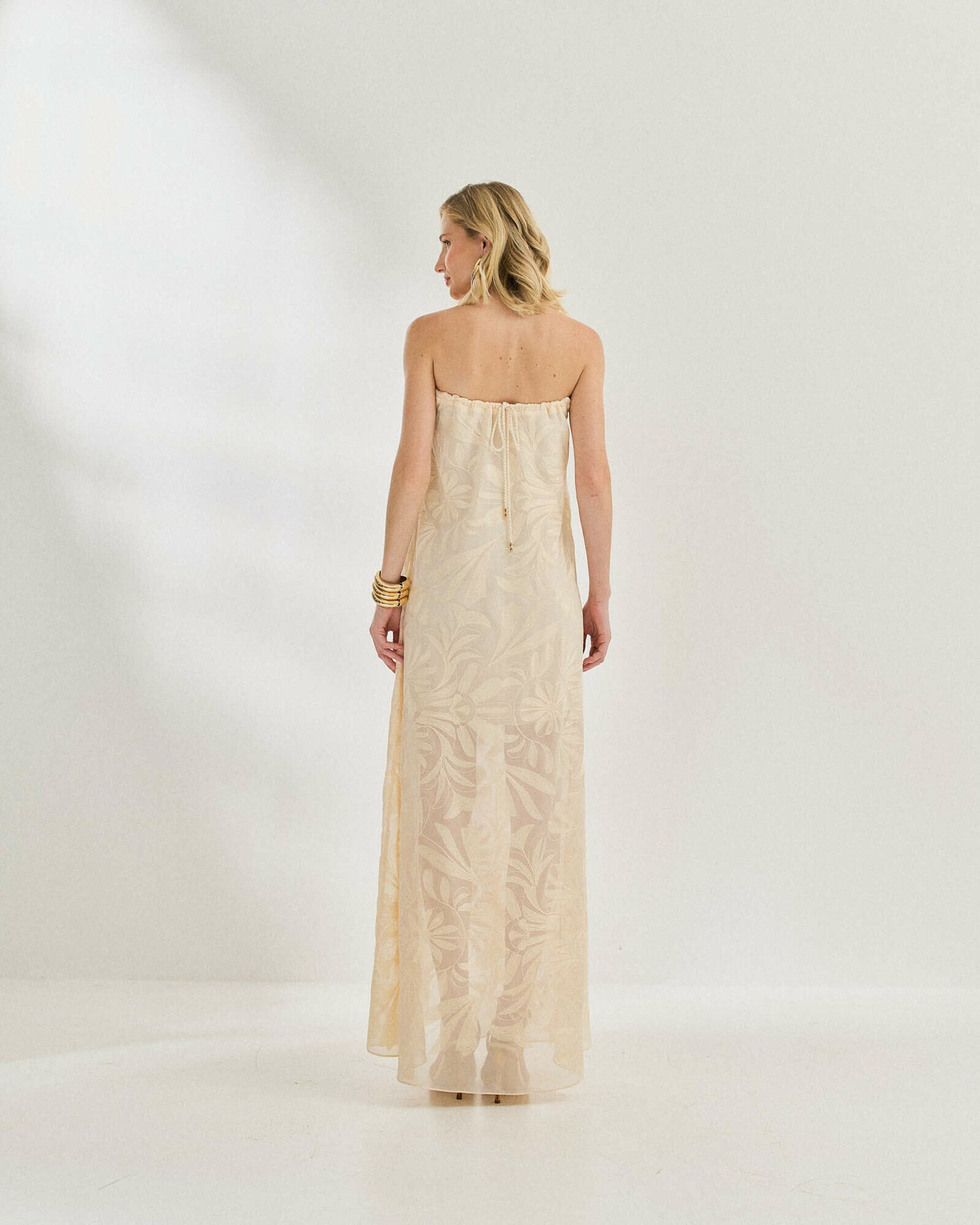 VESTIDO BORDADO SEM ALCA — foto 11