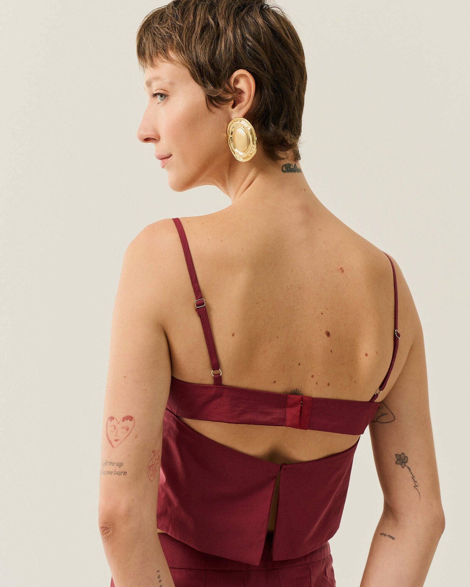 TOP CROPPED ALFAIATARIA ABERTURA COSTAS — foto 11