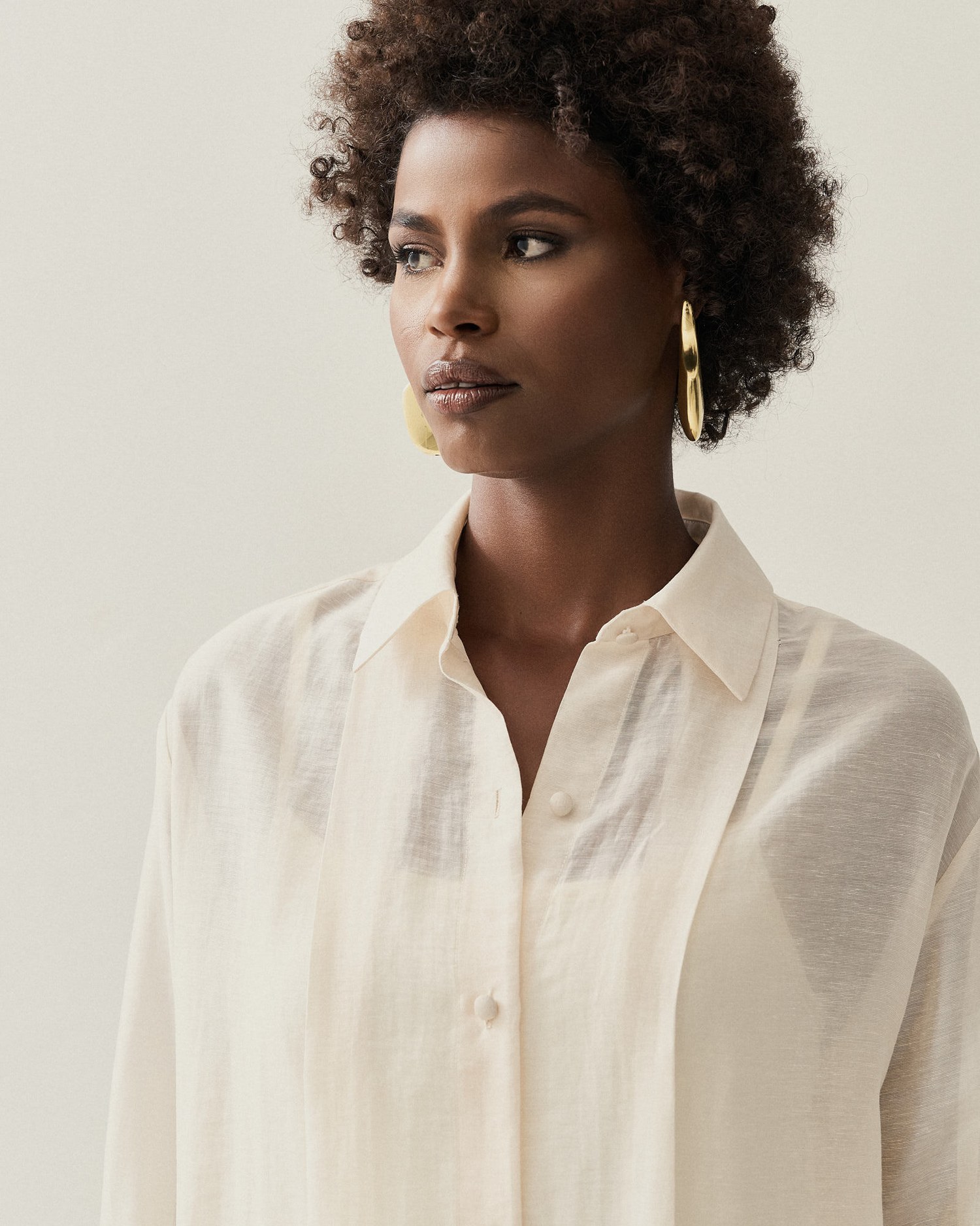 CAMISA ALONGADA TRANSPARENCIA COM PREGAS — foto 16