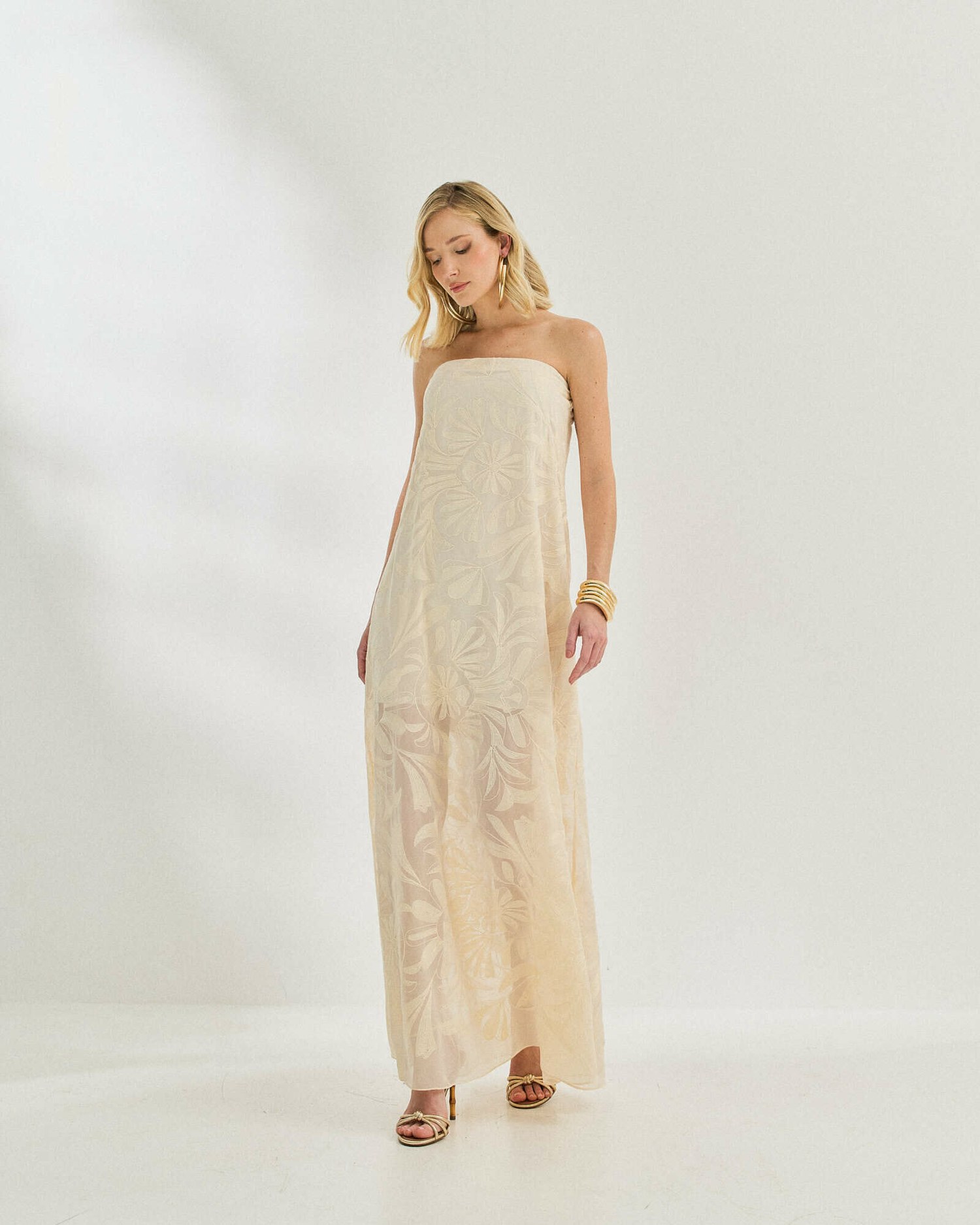 VESTIDO BORDADO SEM ALCA — foto 9