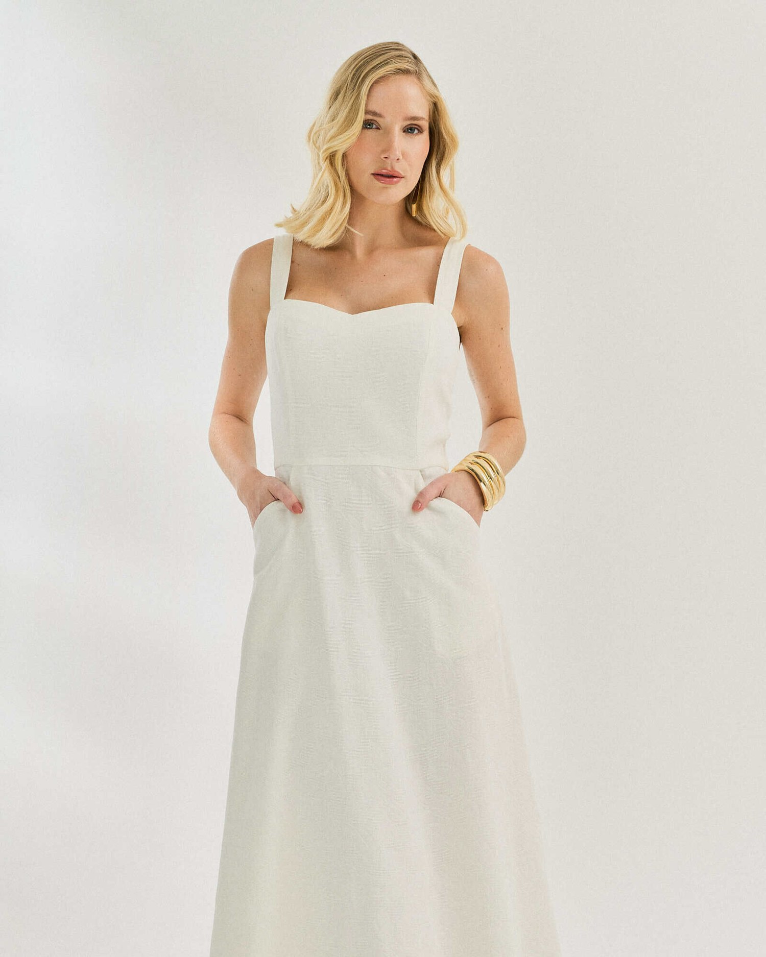 VESTIDO DECOTE CORACAO EVASE BOLSO — foto 4