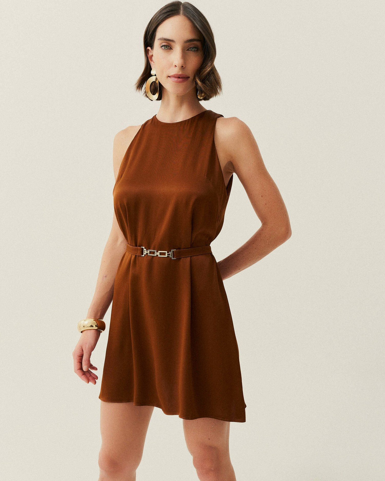 VESTIDO CURTO LISO COM CINTO MONOS — foto 16