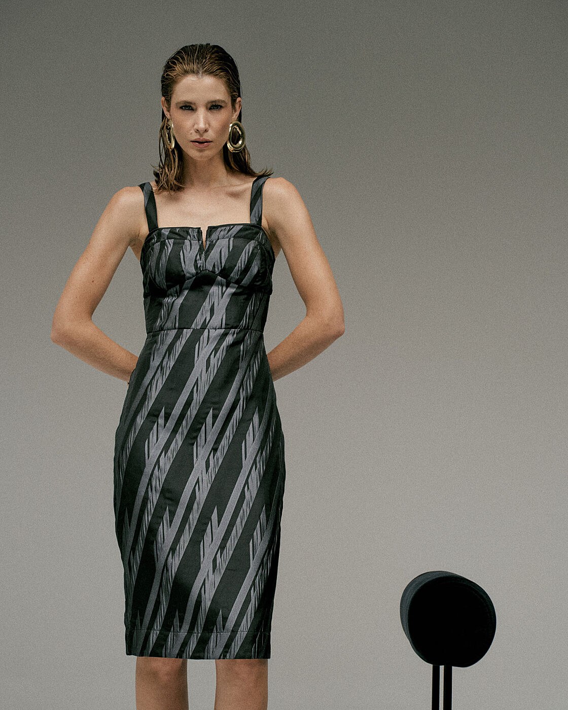 VESTIDO ESTRUTURADO CINZA NEVOA (PROMO) — foto 4