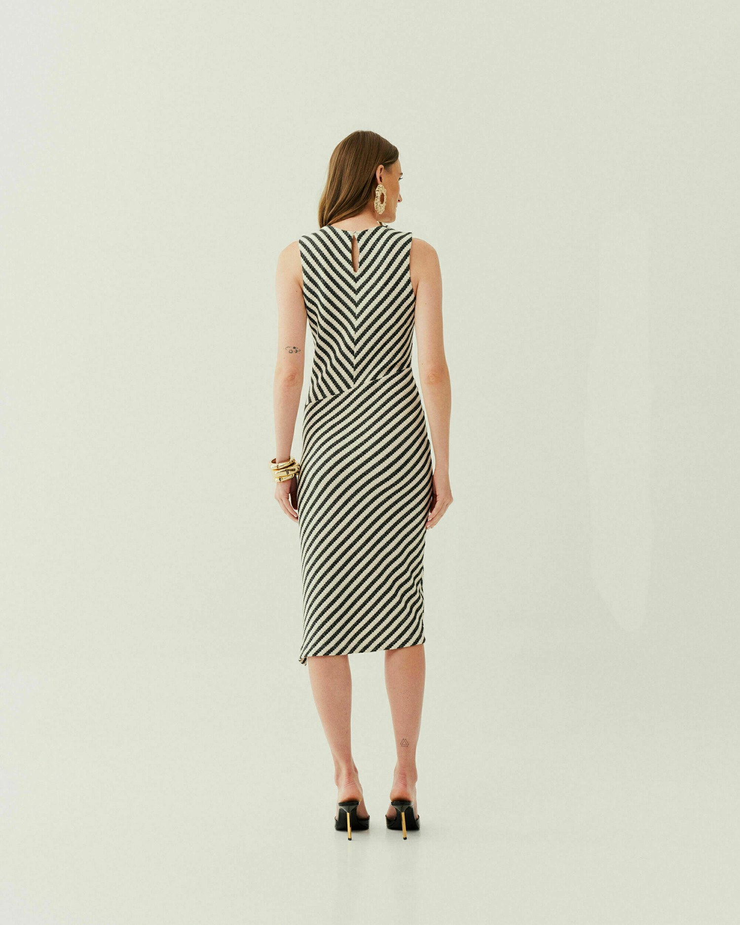 VESTIDO MIDI LISTRADO COM RECORTES — foto 6