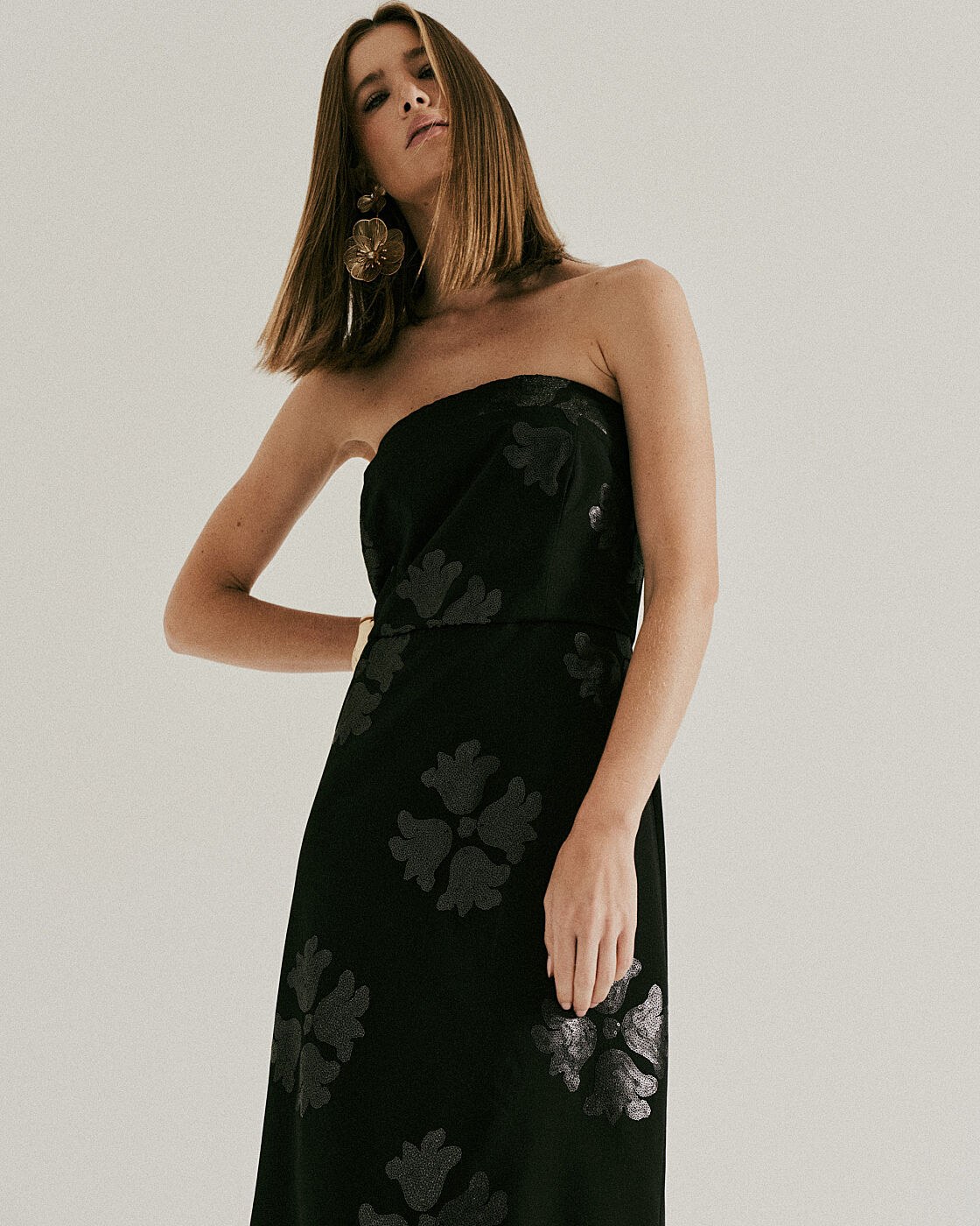 VESTIDO MIDI CLASSICO COM PAETE — foto 3