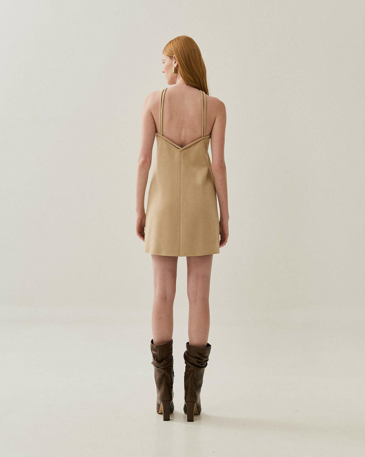 VESTIDO CURTO SUEDE ALCA TRANSPASSADA — foto 14