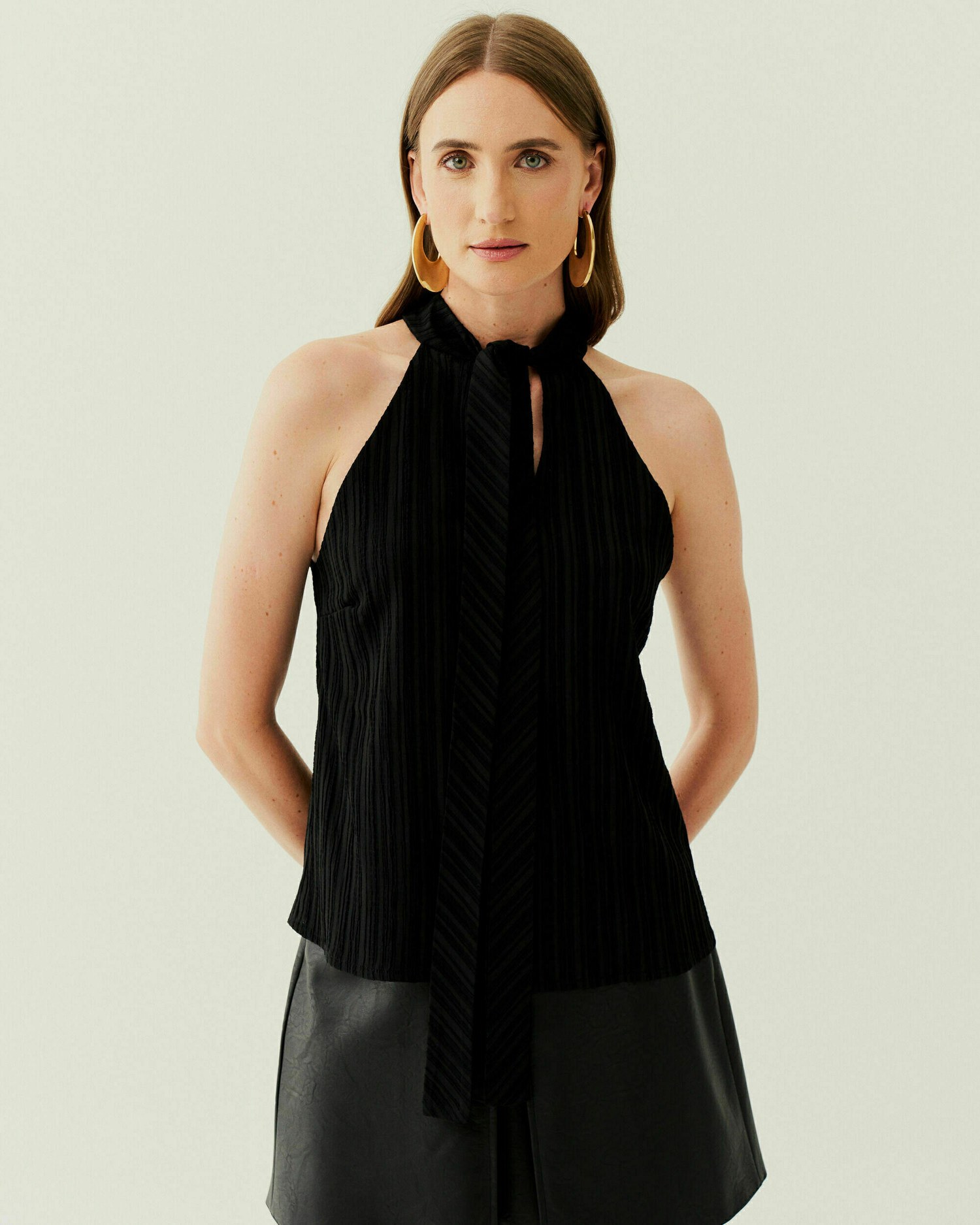 REGATA DECOTE HALTER TEXTURIZADA — foto 15