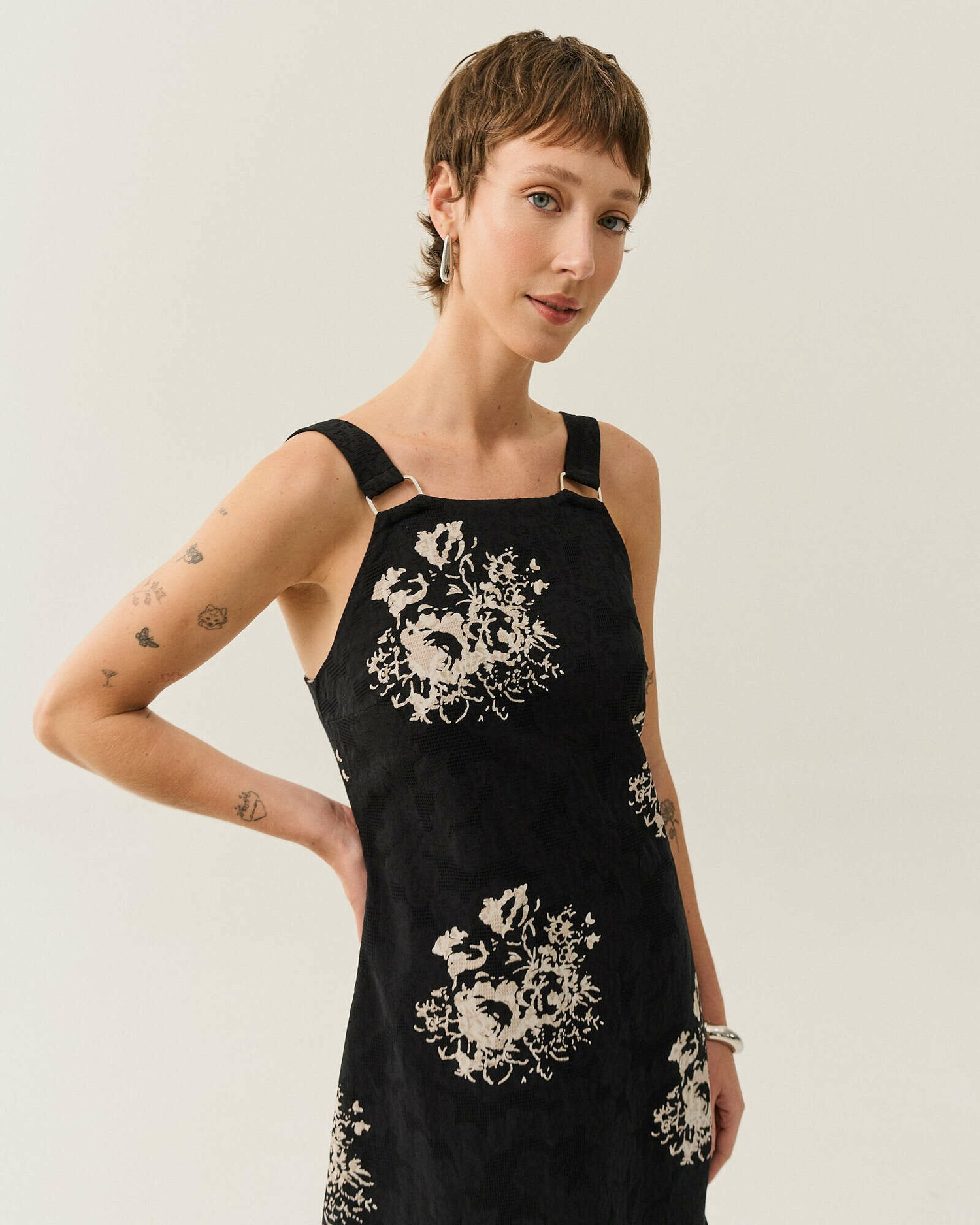 VESTIDO MIDI EVASE ALCA LARGA — foto 7