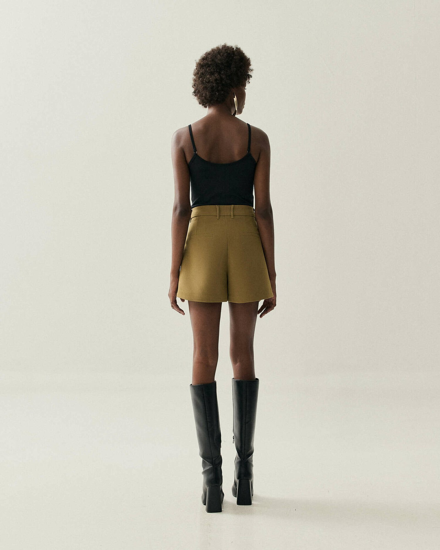 SHORTS ALFAIATARIA COM PREGAS — foto 12