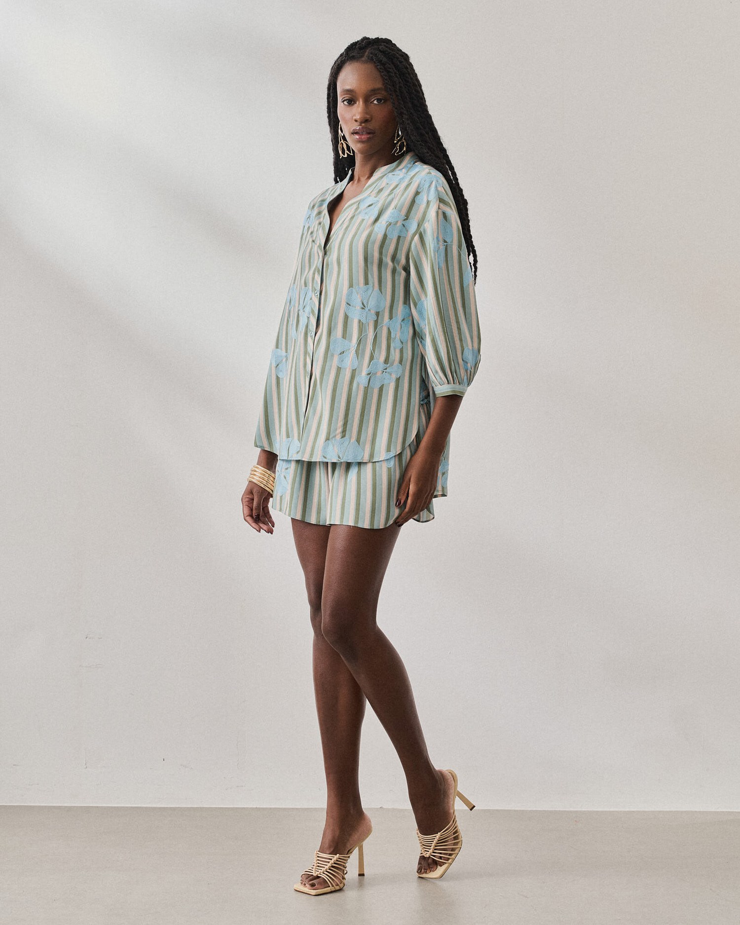 SHORTS CURTO COM LASTEX — foto 13