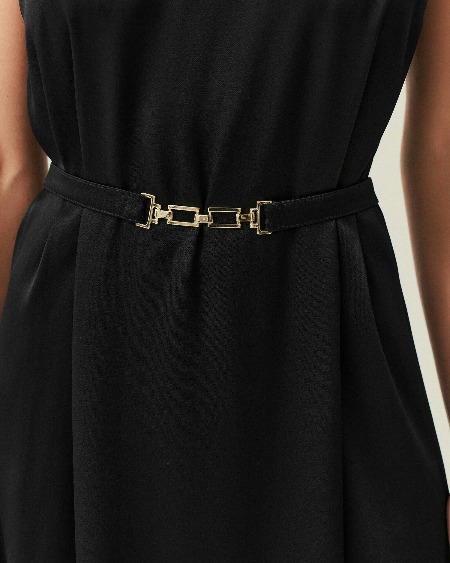 VESTIDO CURTO LISO COM CINTO MONOS — foto 7
