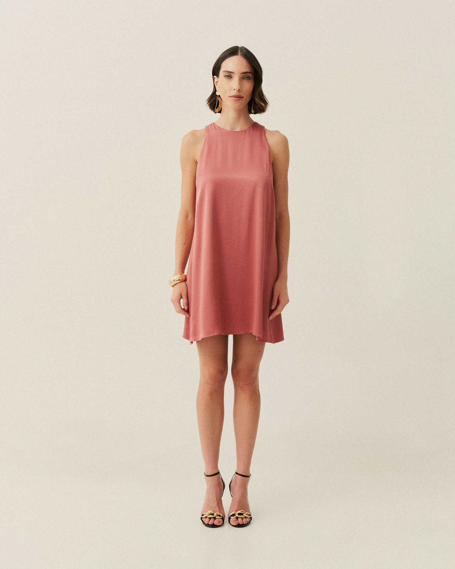 VESTIDO CURTO LISO COM CINTO MONOS — foto 11