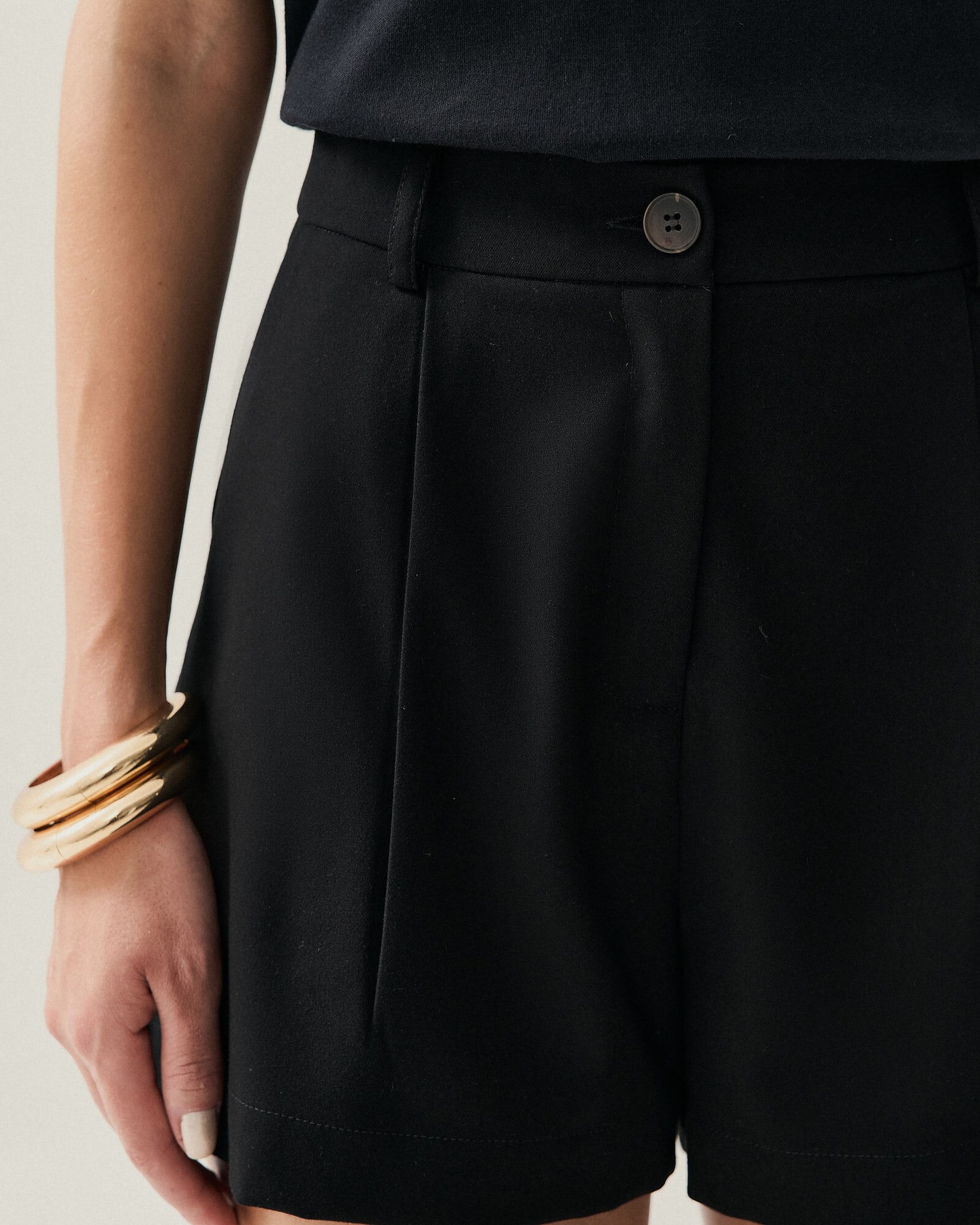 SHORTS ALFAIATARIA COM PREGAS — foto 4