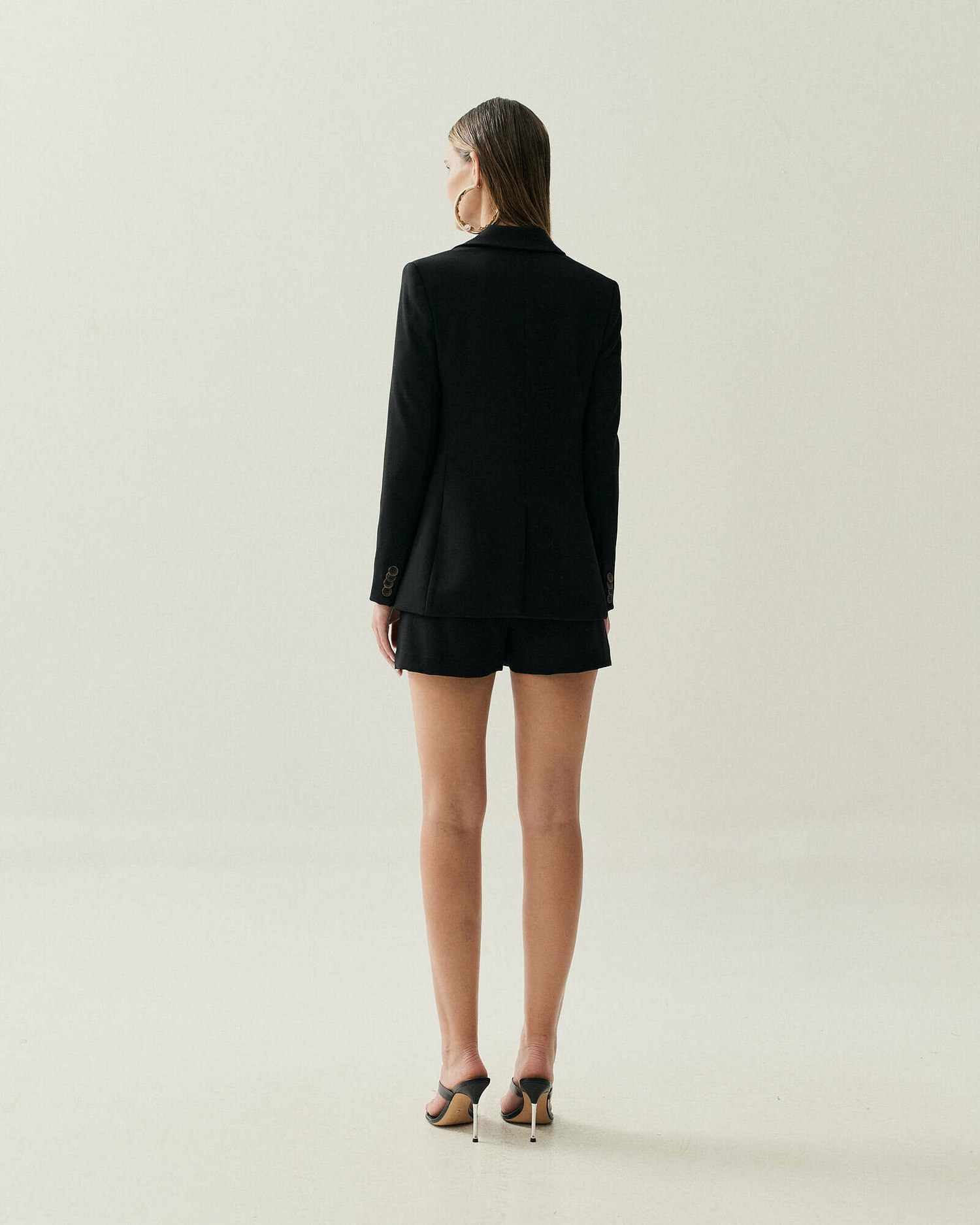 SHORTS CURTO ALFAIATARIA COM PREGAS — foto 9