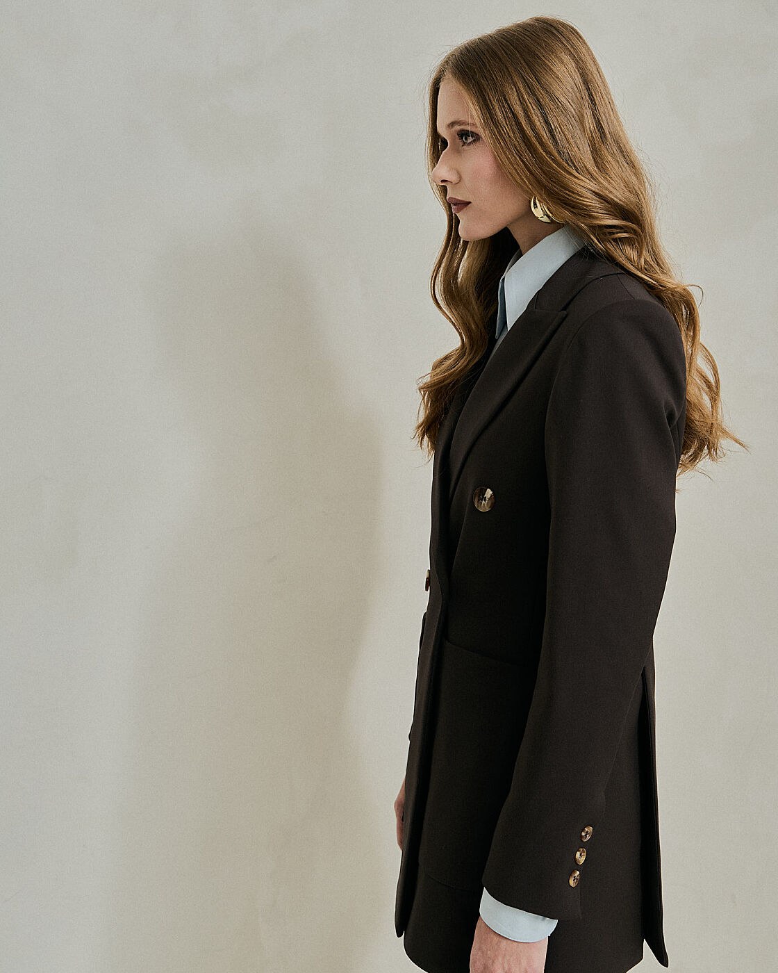 BLAZER ALONGADO BOLSO CHAPA — foto 4
