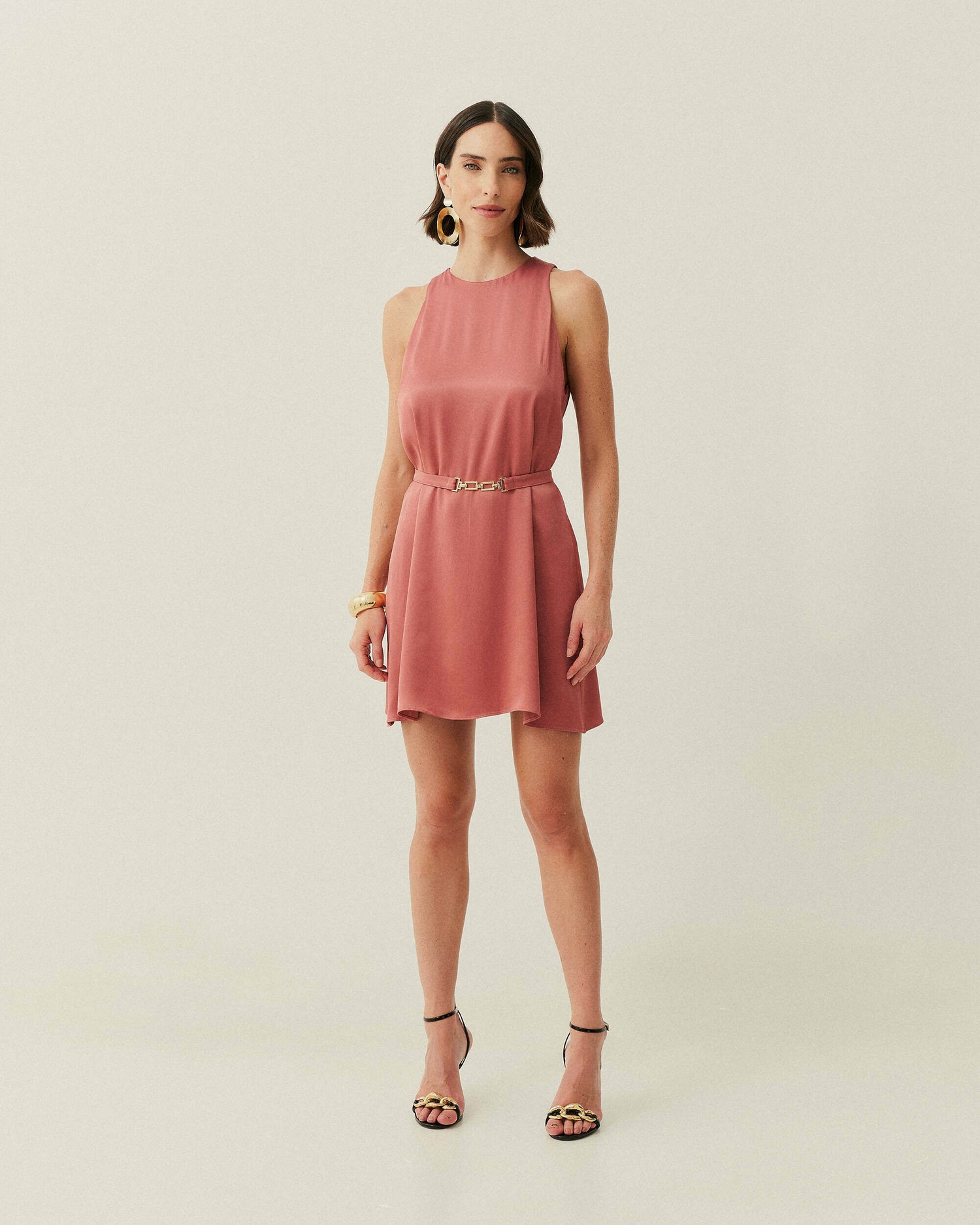 VESTIDO CURTO LISO COM CINTO MONOS — foto 9