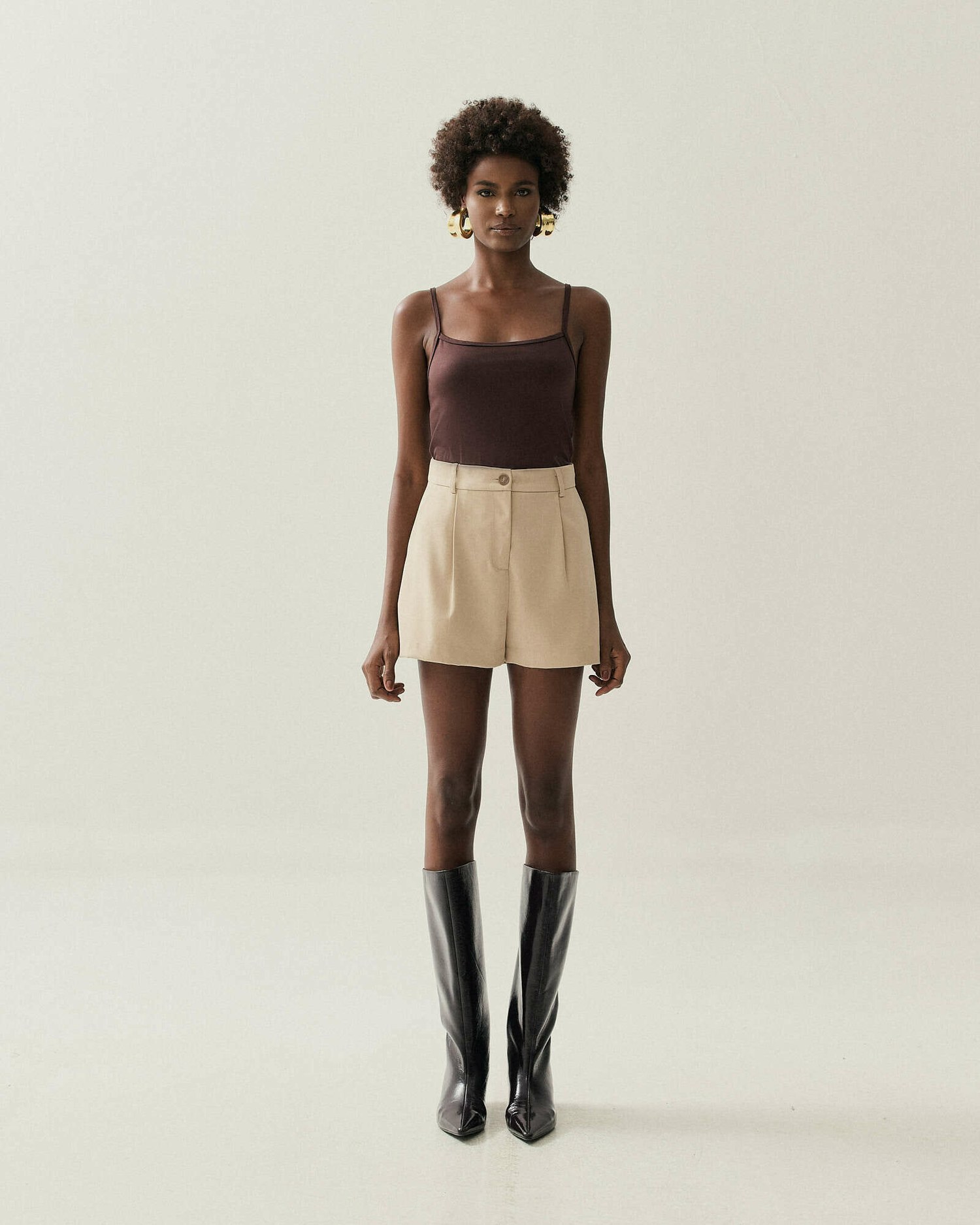 SHORTS CURTO ALFAIATARIA COM PREGAS — foto 13