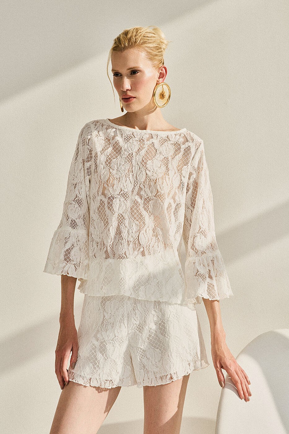 BLUSA DE RENDA FLORAL COM FENDA — foto 3
