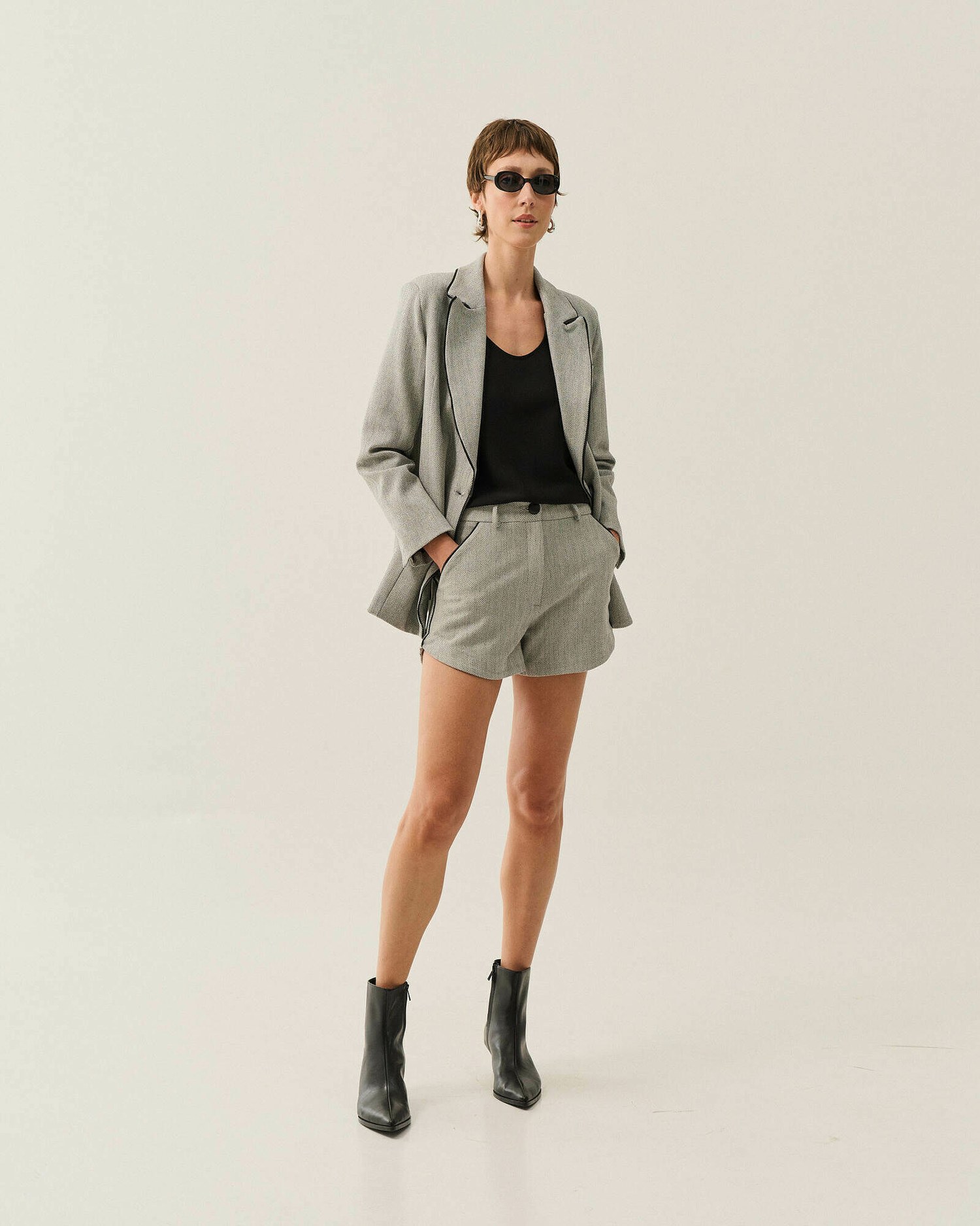 SHORTS ALFAIATARIA DETALHE DE COURO — foto 5
