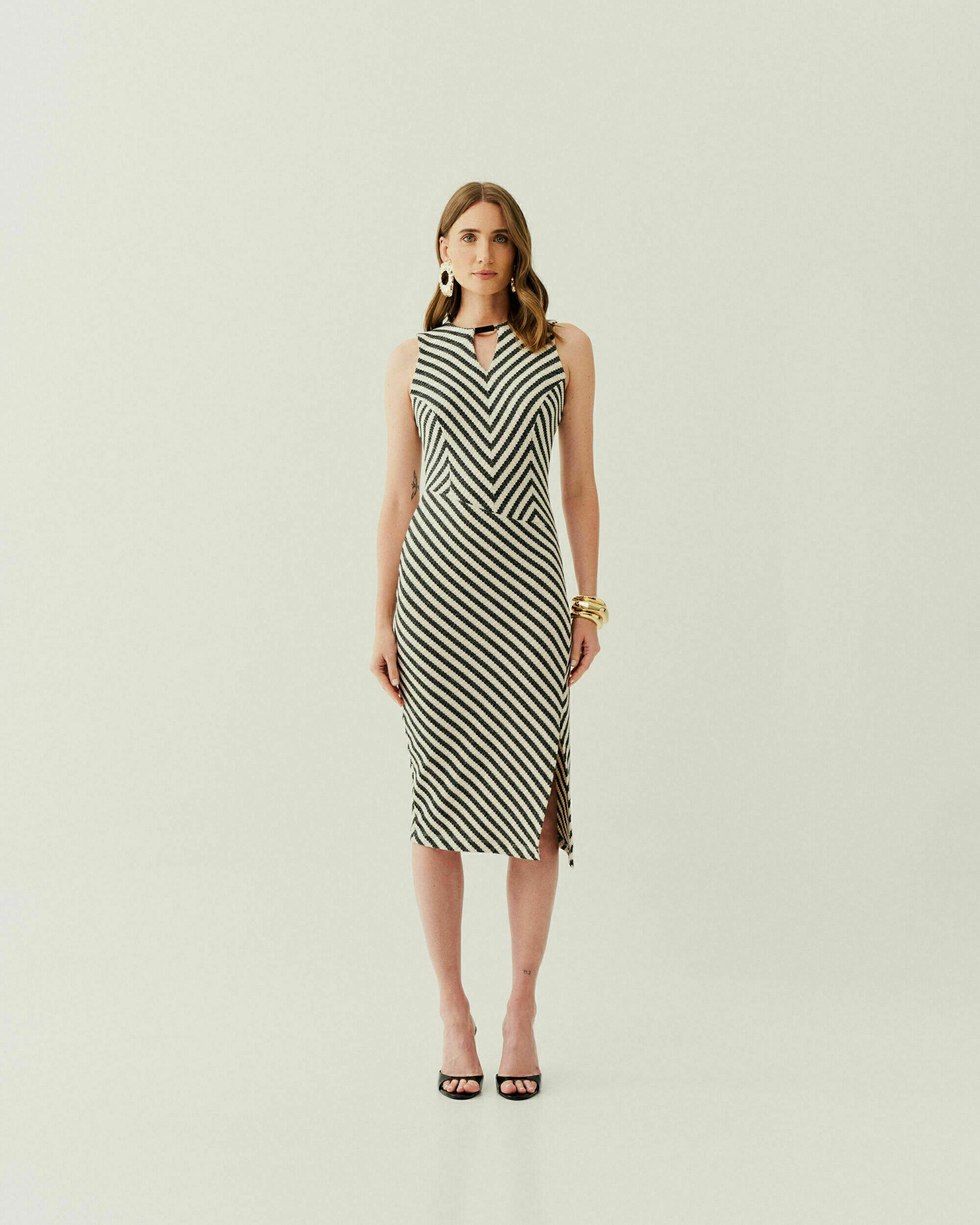VESTIDO MIDI LISTRADO COM RECORTES — foto 9