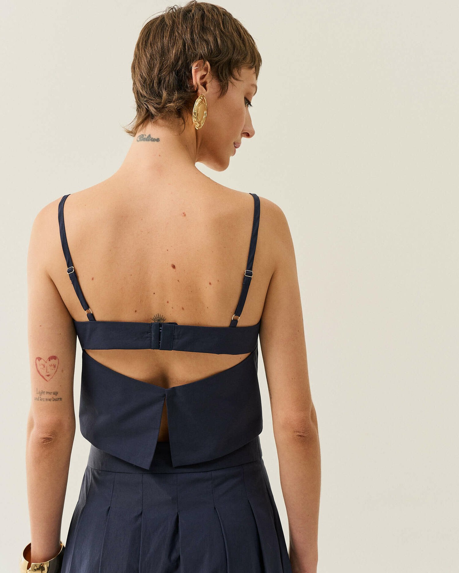 TOP CROPPED ALFAIATARIA ABERTURA COSTAS — foto 4