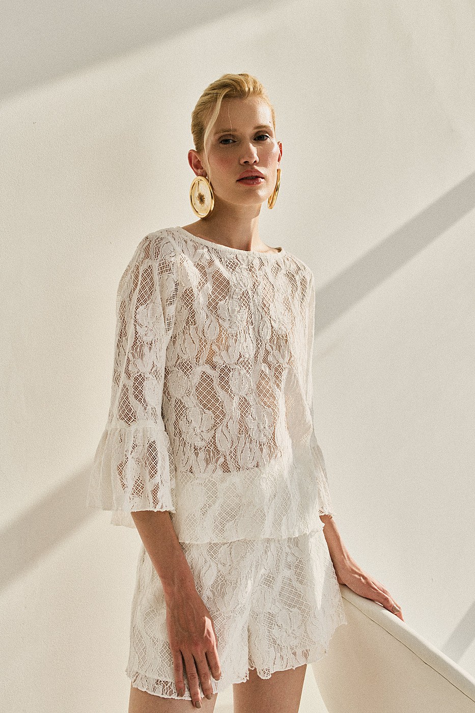 BLUSA DE RENDA FLORAL COM FENDA