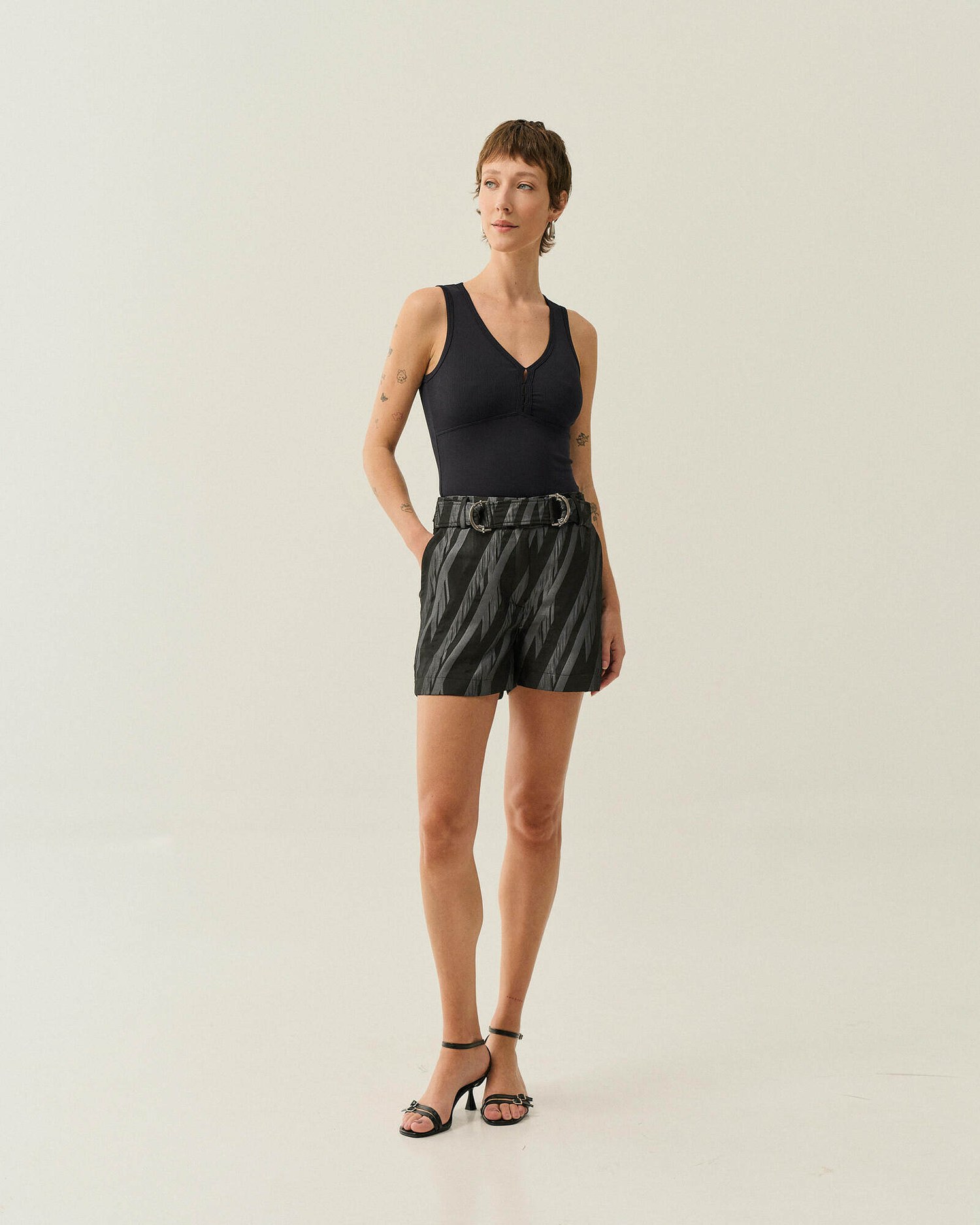 SHORTS JACQUARD COM CINTO (PROMO) — foto 2
