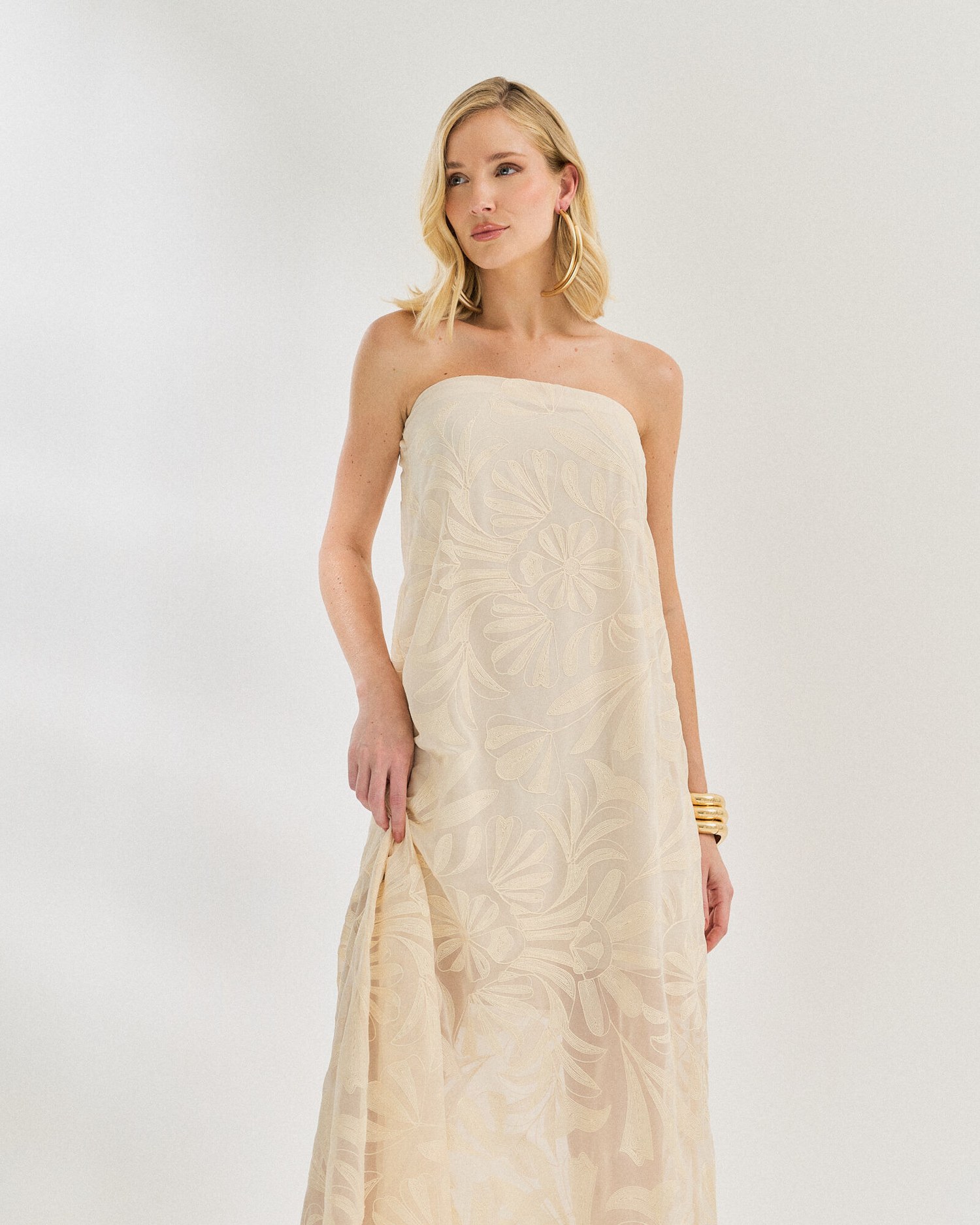 VESTIDO BORDADO SEM ALCA — foto 13