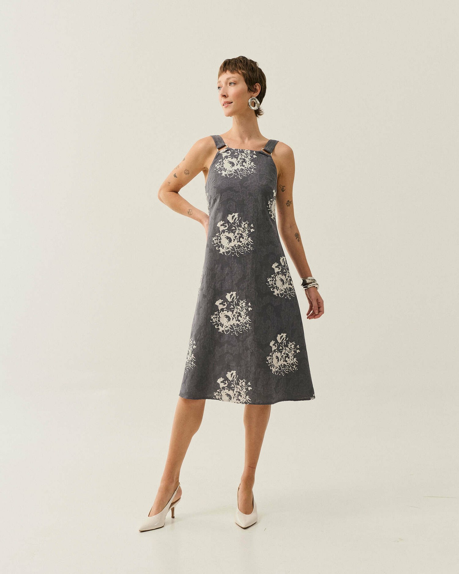 VESTIDO MIDI EVASE ALCA LARGA — foto 11