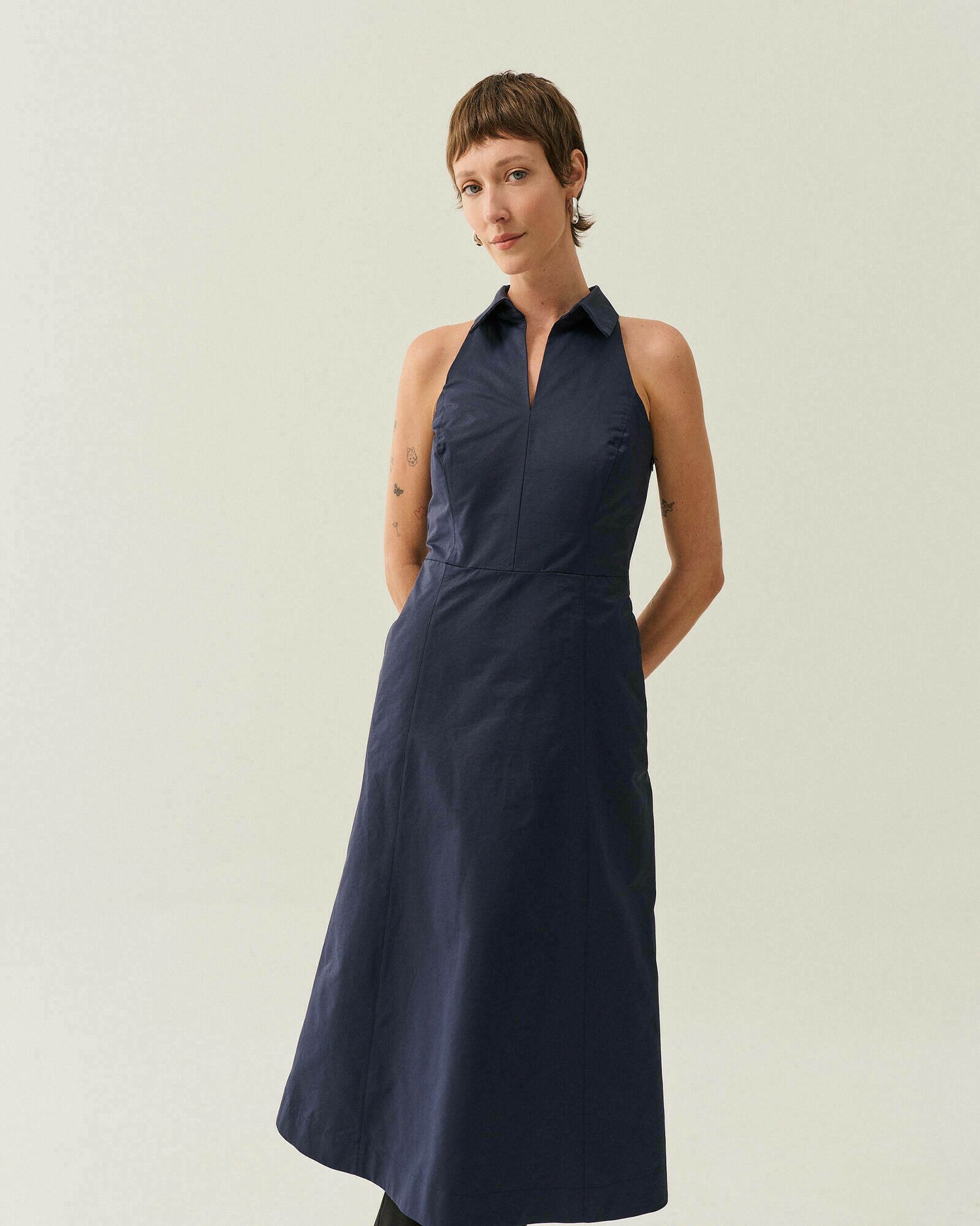 VESTIDO MIDI ALFAIATARIA ESTRUTURADO — foto 17